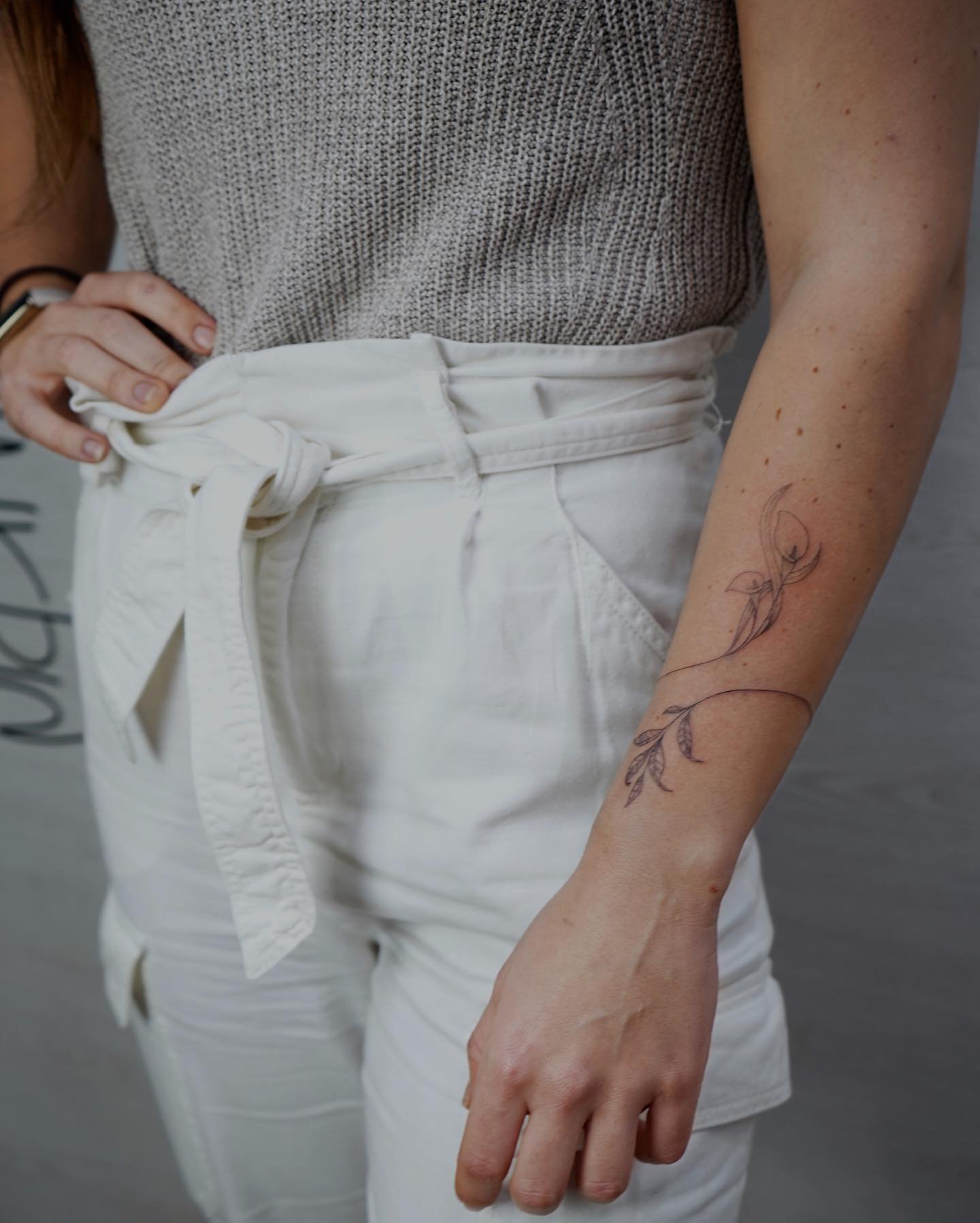 Tatuaje de flor en antebrazo, línea fina Sinkply Madrid