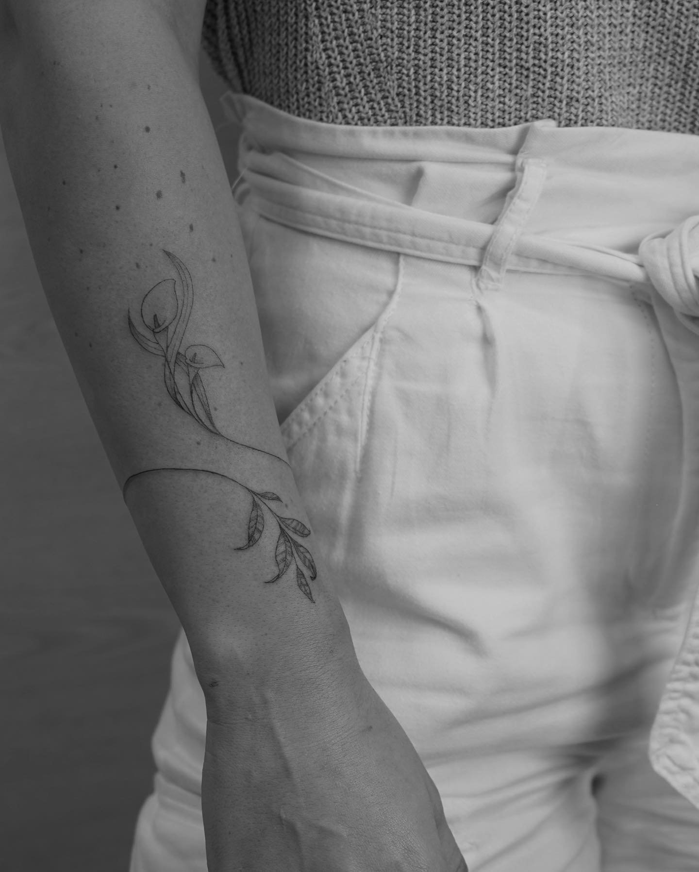 Tatuaje de flor en antebrazo, línea fina Sinkply Madrid