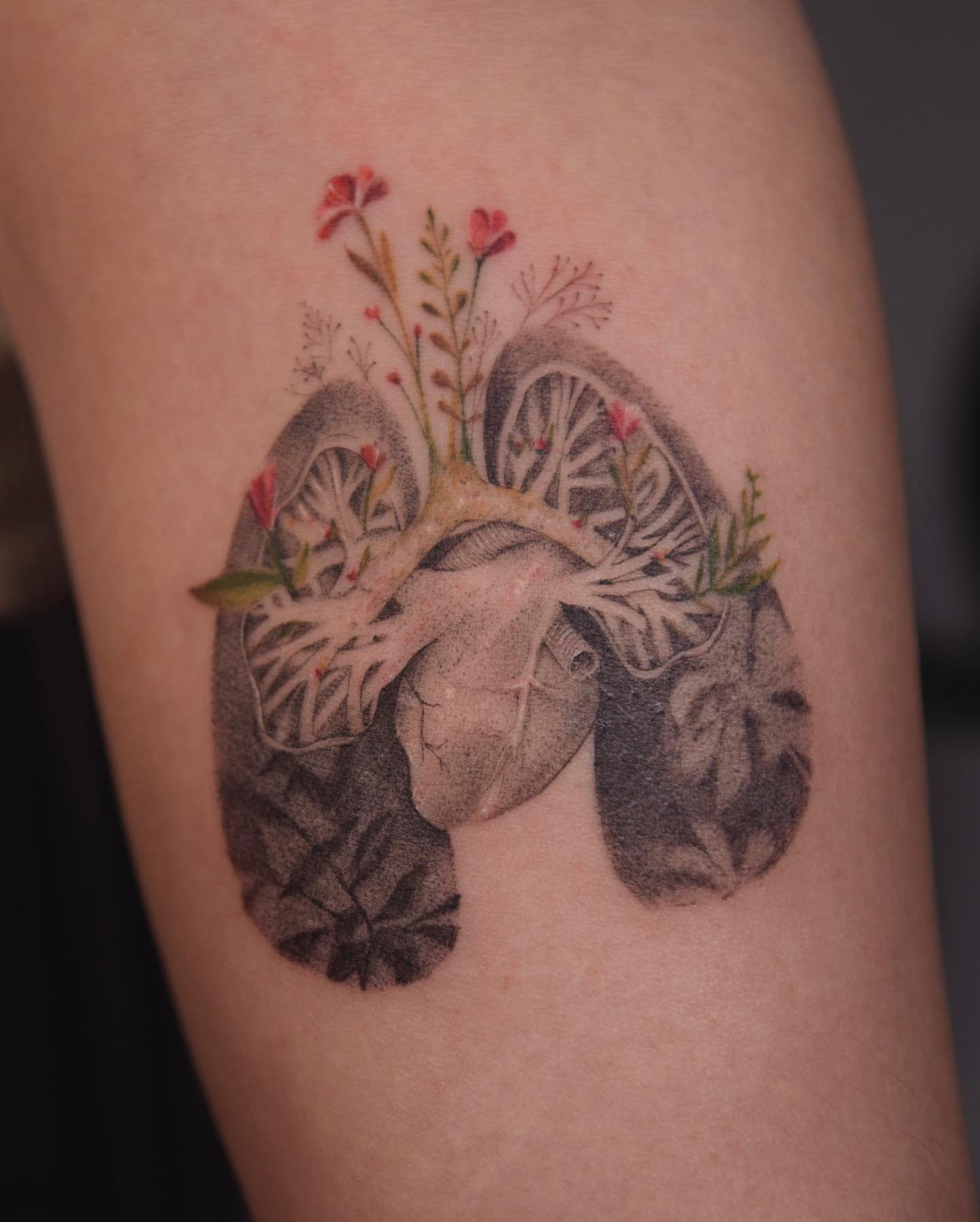 Tatuaje de flor en antebrazo, línea fina Sinkply Madrid