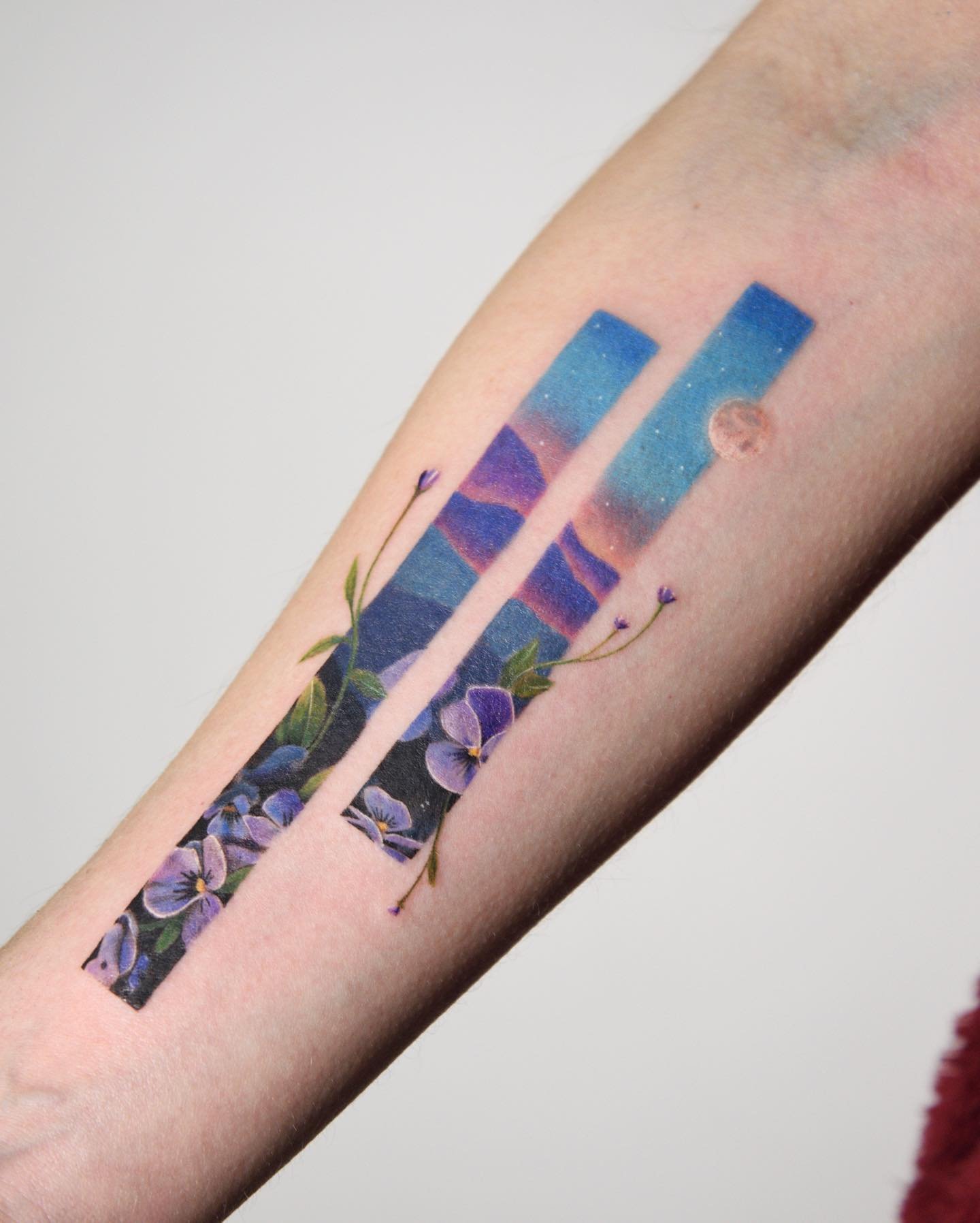 Tatuaje de flor en antebrazo, línea fina Sinkply Madrid