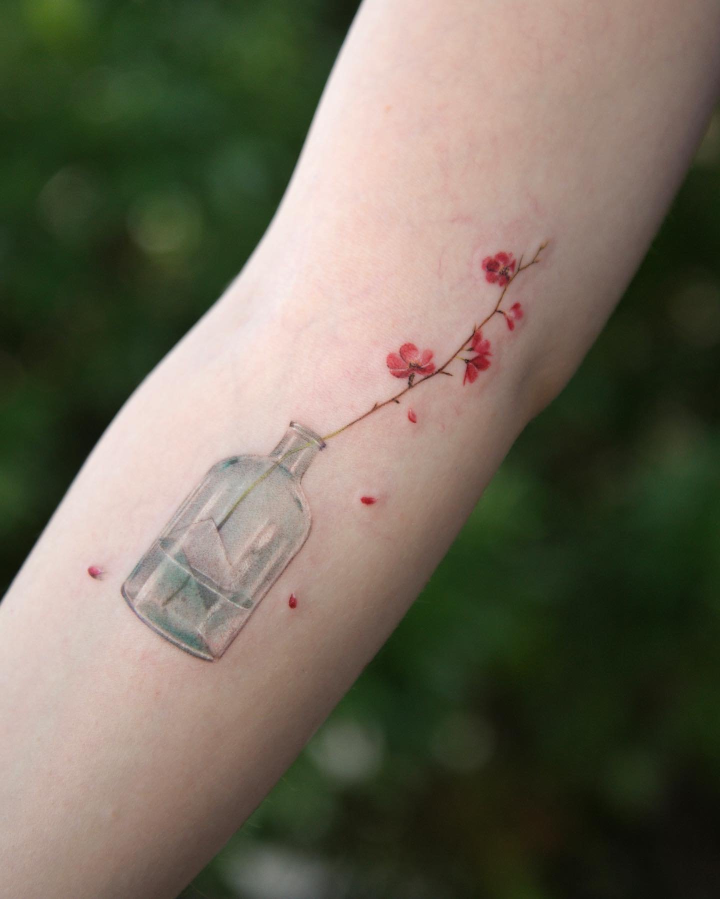 Tatuaje de flor en antebrazo, línea fina Sinkply Madrid