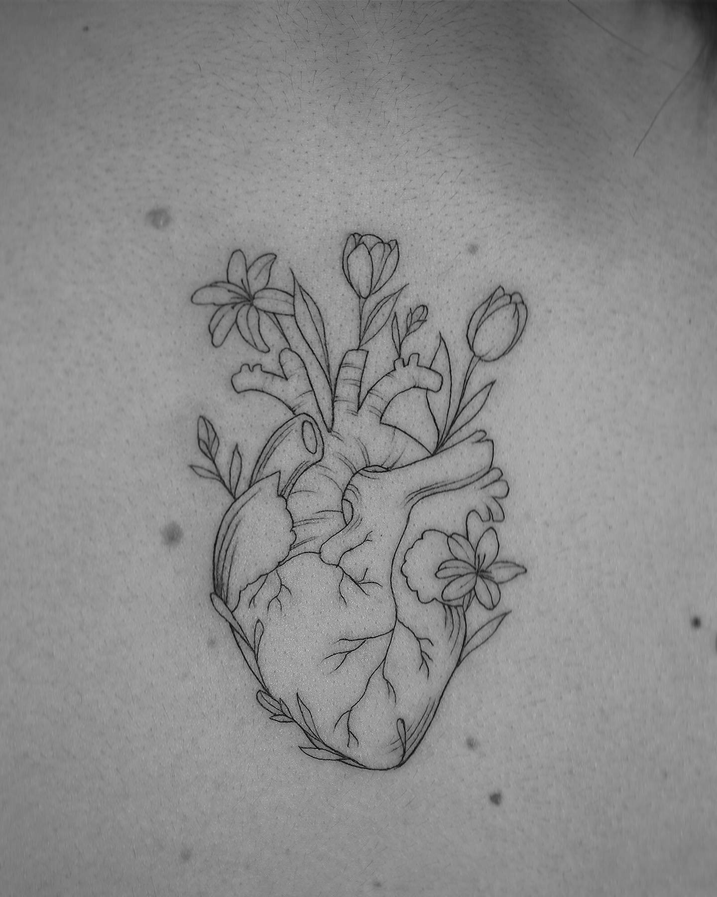 Tatuaje de flor en antebrazo, línea fina Sinkply Madrid