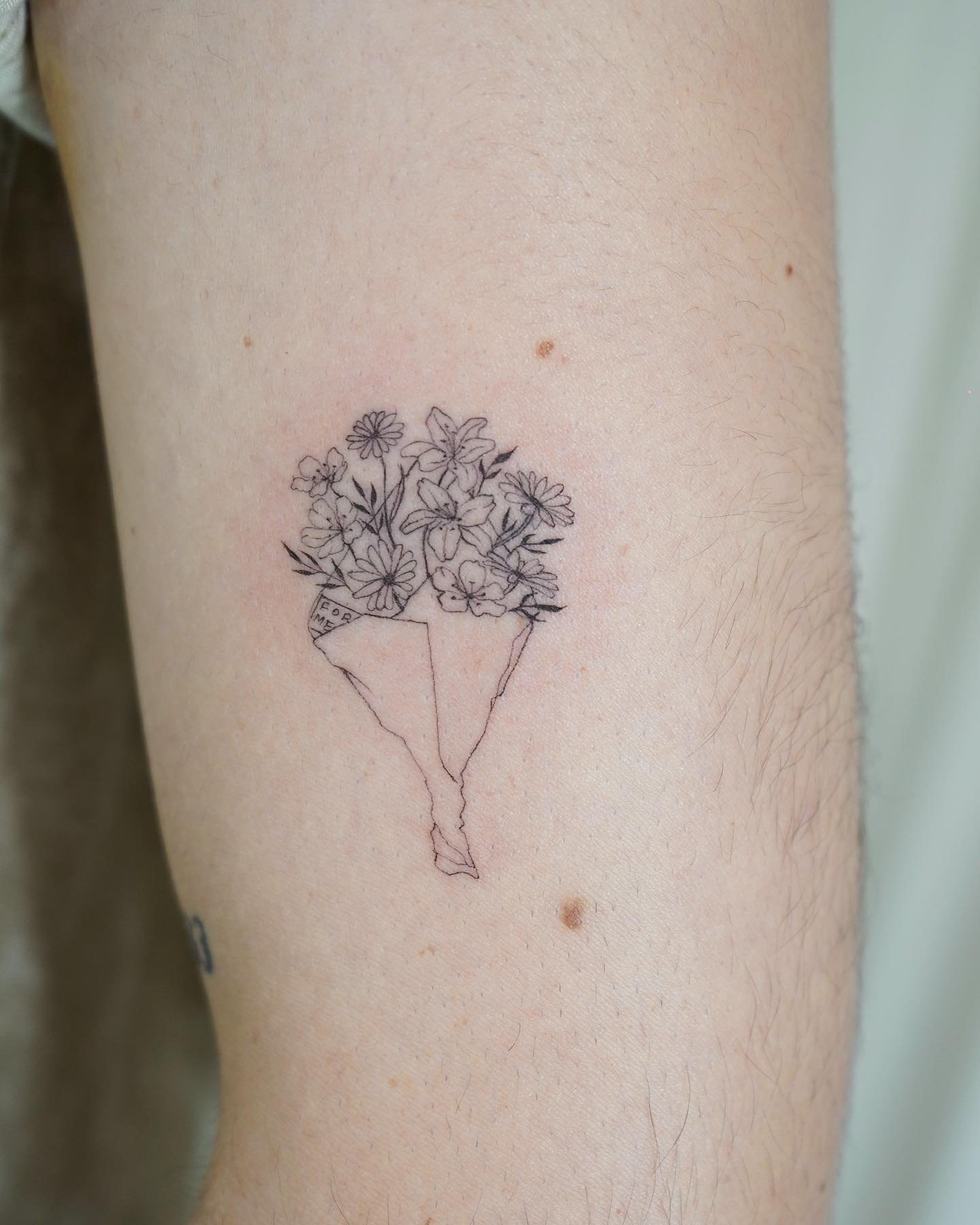 Tatuaje de flor en antebrazo, línea fina Sinkply Madrid