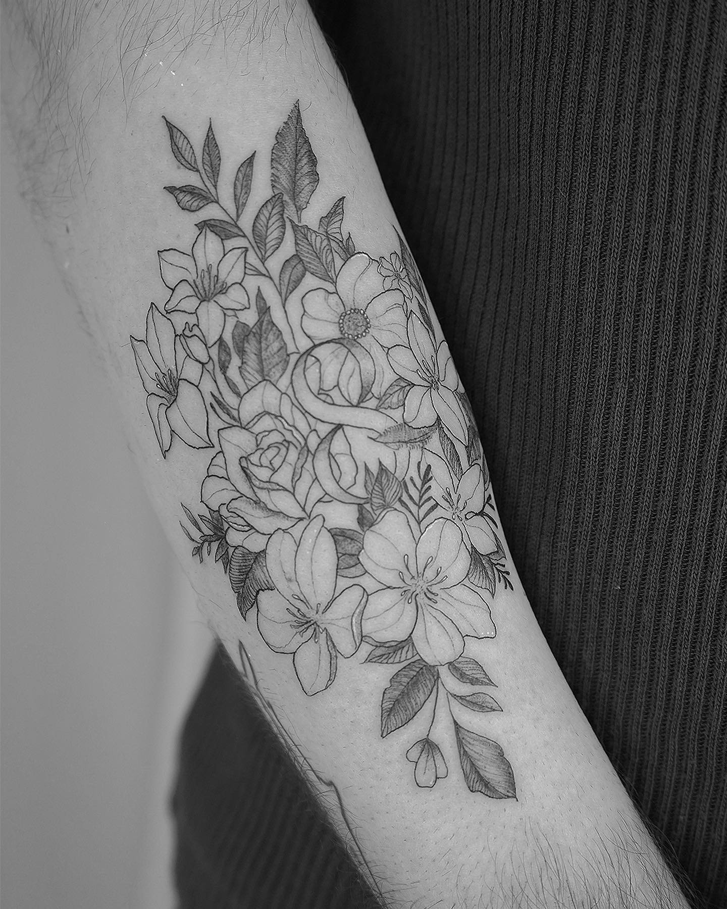 Tatuaje de flor en antebrazo, línea fina Sinkply Madrid