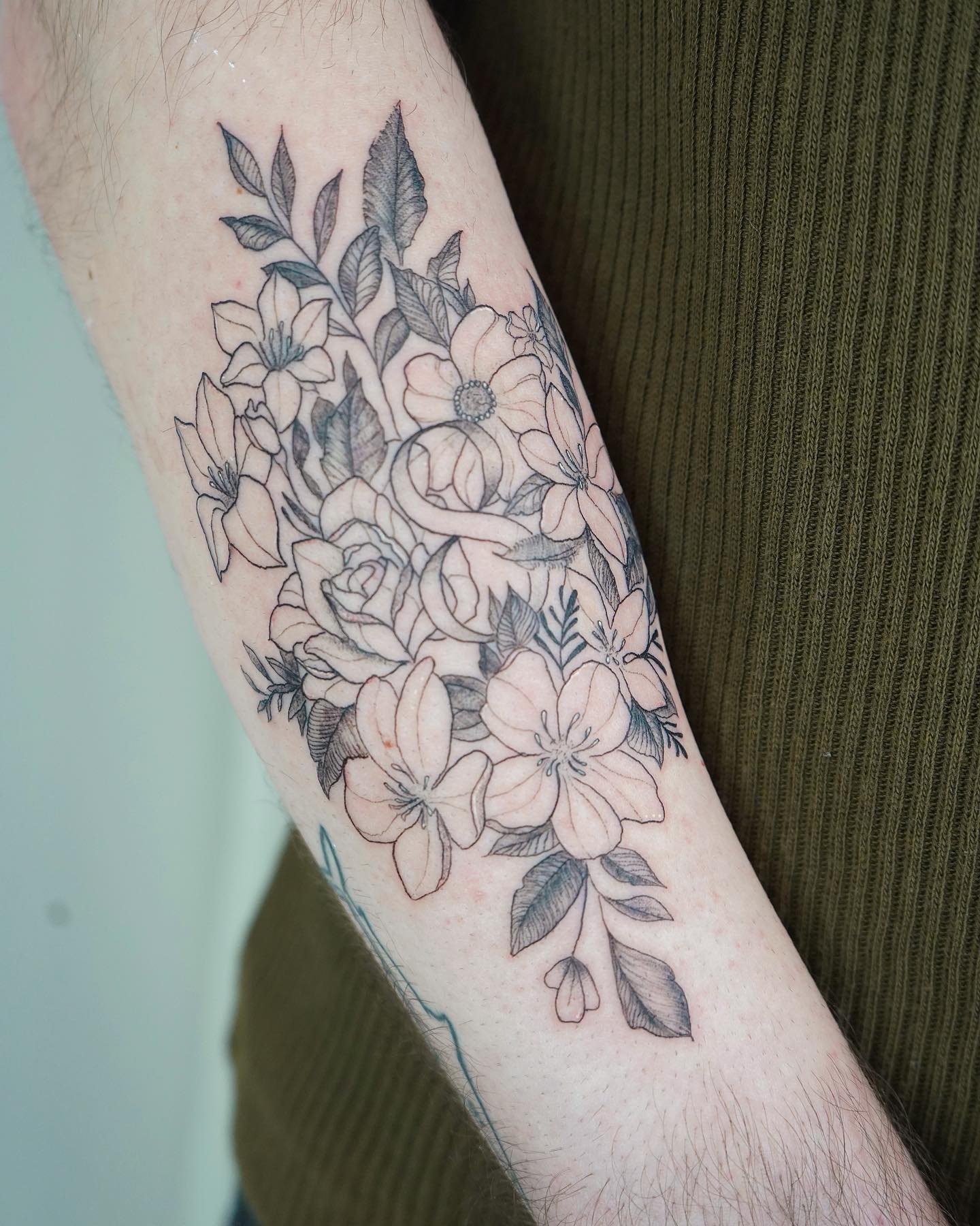 Tatuaje de flor en antebrazo, línea fina Sinkply Madrid