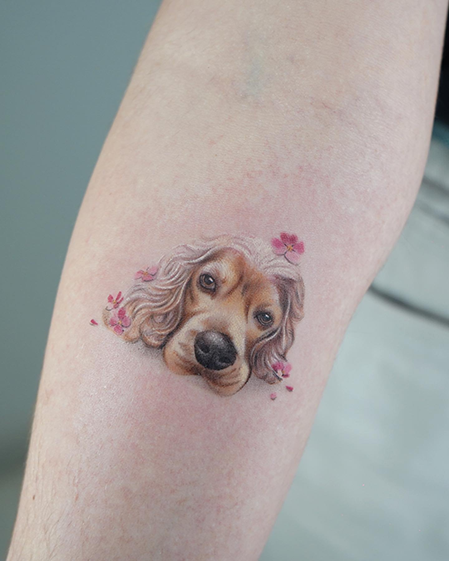 Tatuaje de flor en antebrazo, línea fina Sinkply Madrid