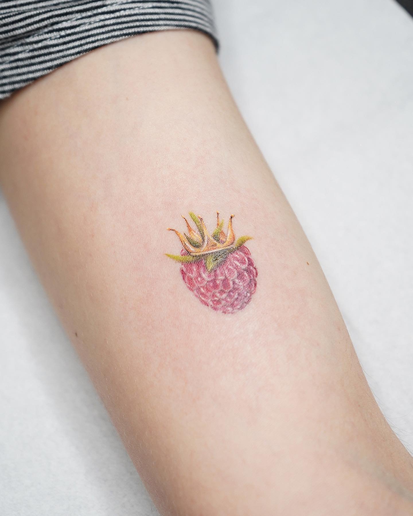 Tatuaje de flor en antebrazo, línea fina Sinkply Madrid