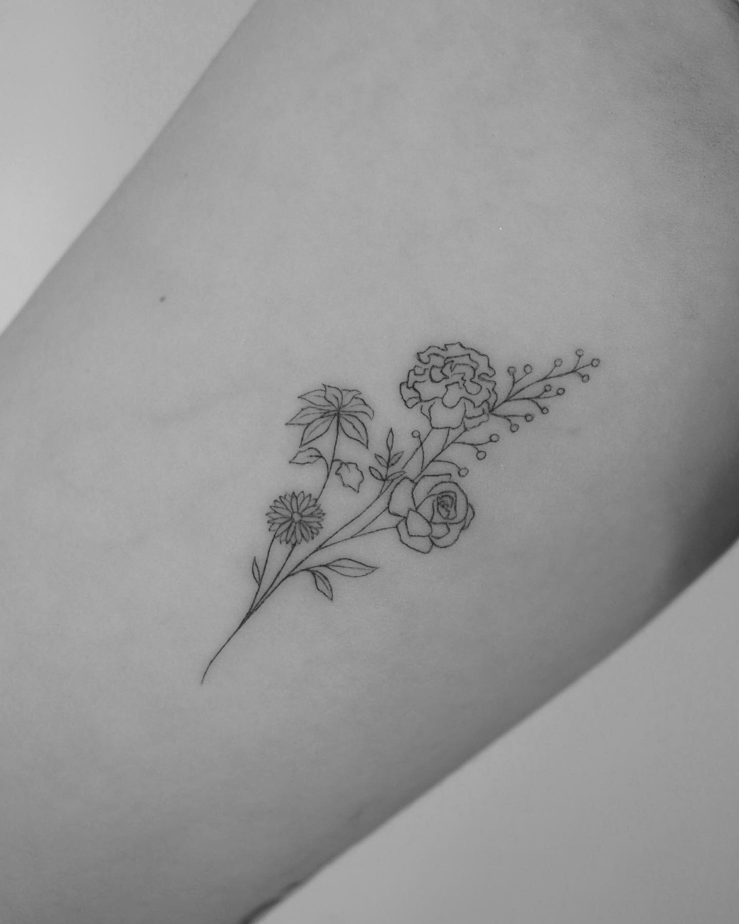 Tatuaje de flor en antebrazo, línea fina Sinkply Madrid
