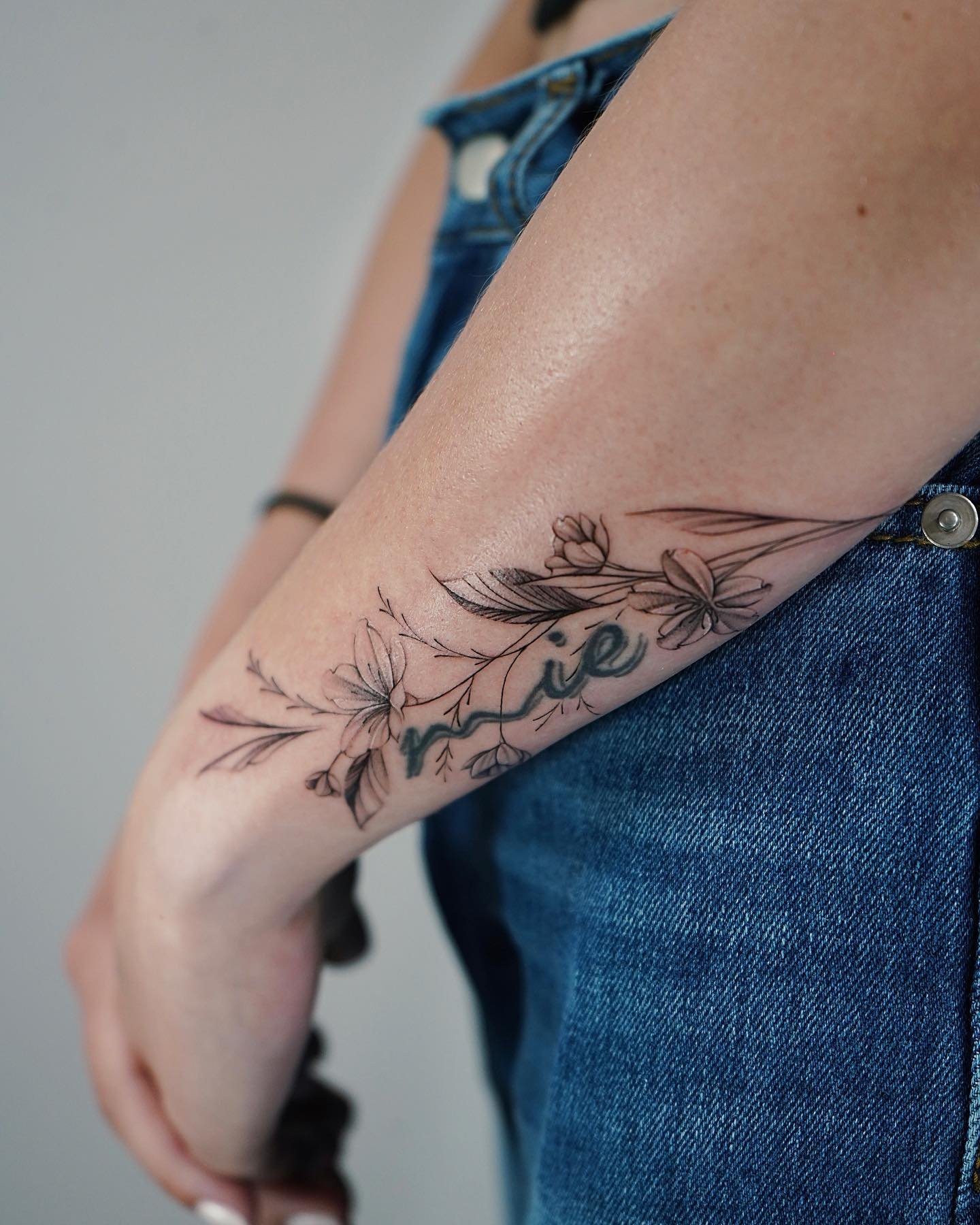 Tatuaje de flor en antebrazo, línea fina Sinkply Madrid
