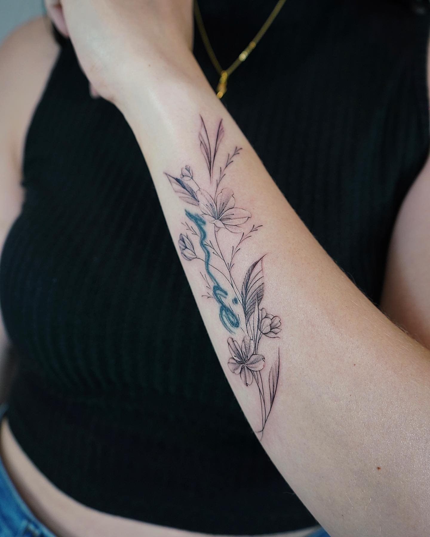 Tatuaje de flor en antebrazo, línea fina Sinkply Madrid