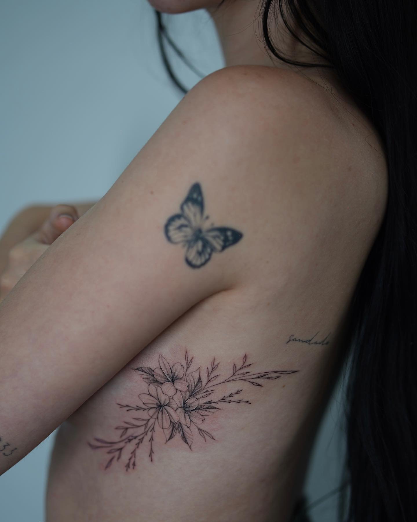 Tatuaje de flor en antebrazo, línea fina Sinkply Madrid