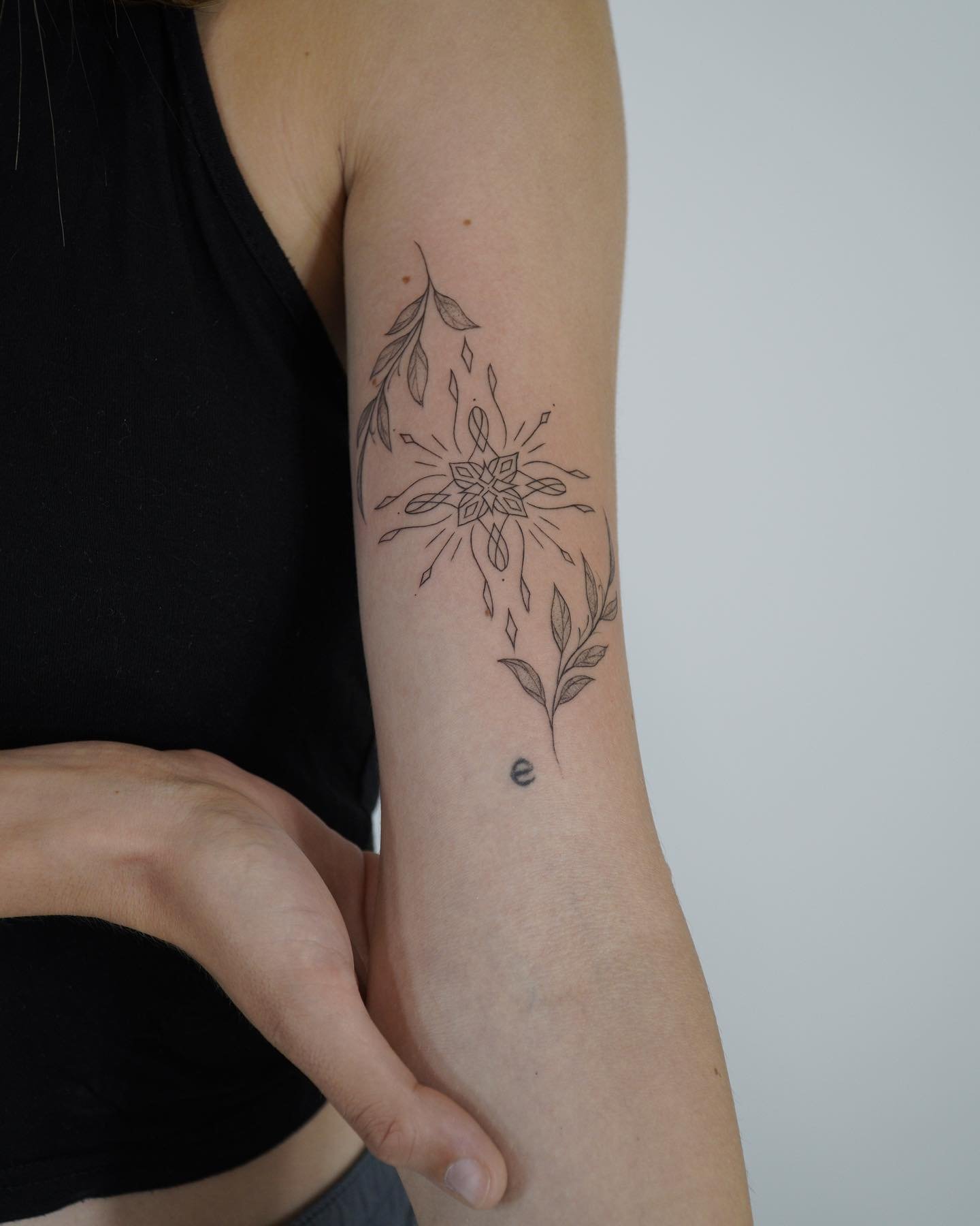 Tatuaje de flor en antebrazo, línea fina Sinkply Madrid