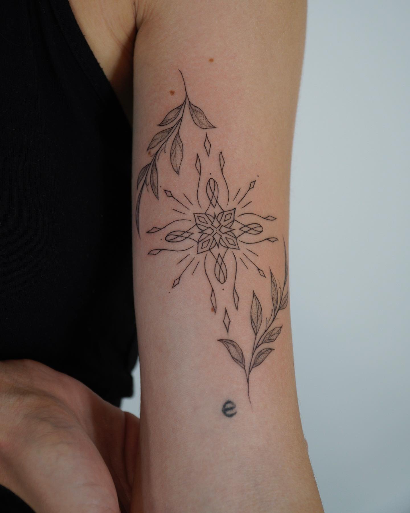 Tatuaje de flor en antebrazo, línea fina Sinkply Madrid