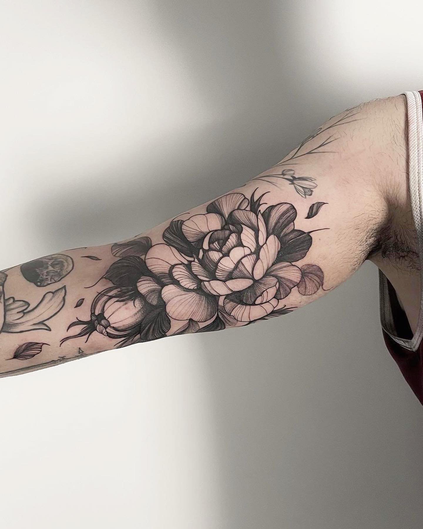 Tatuaje de flor en antebrazo, línea fina Sinkply Madrid
