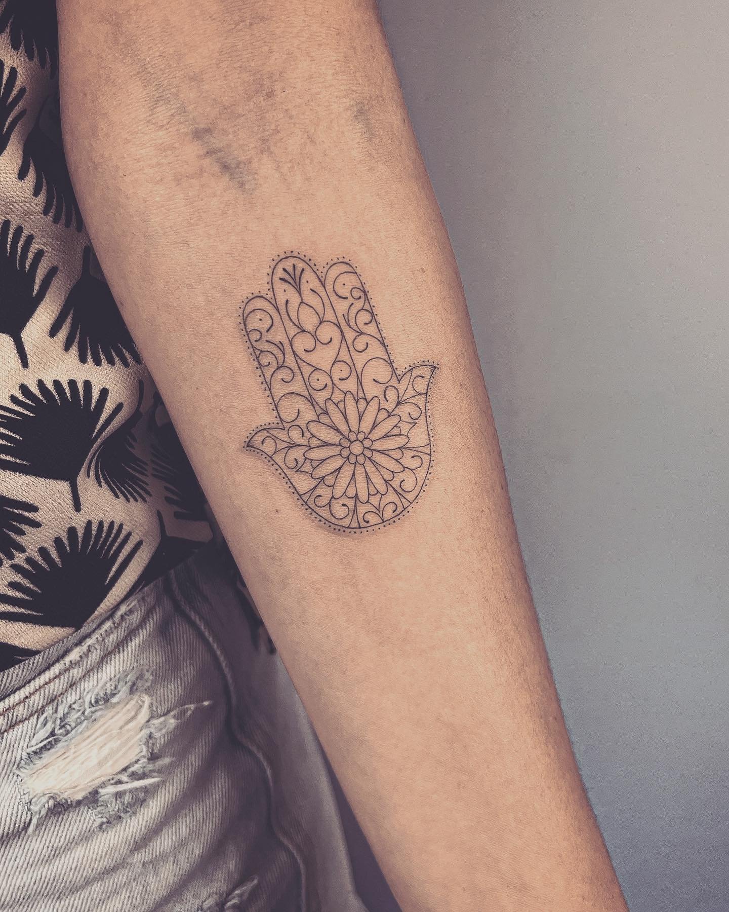 Tatuaje de flor en antebrazo, línea fina Sinkply Madrid