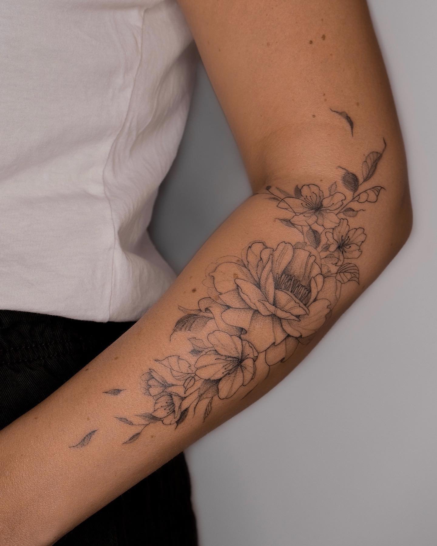 Tatuaje de flor en antebrazo, línea fina Sinkply Madrid