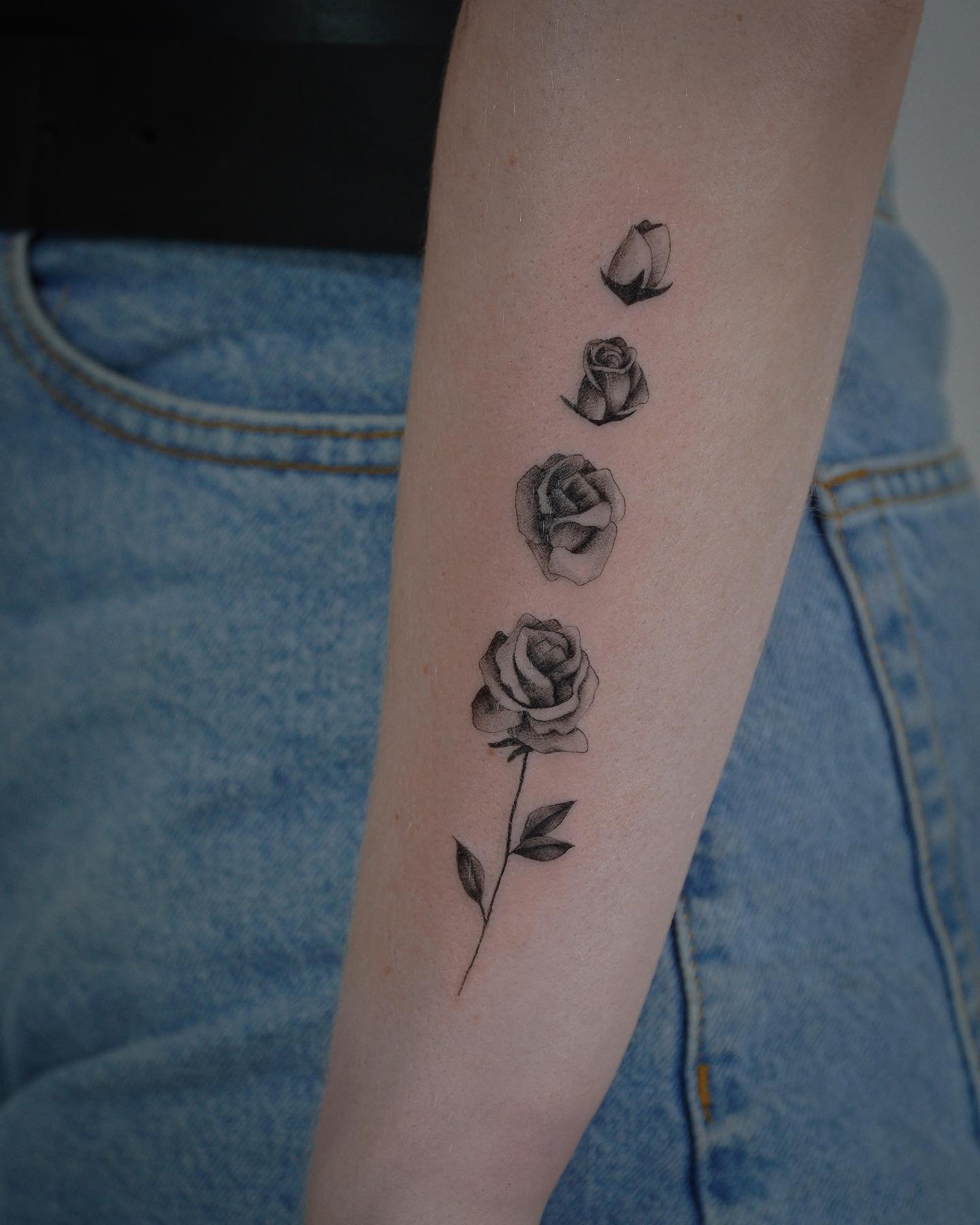 Tatuaje de flor en antebrazo, línea fina Sinkply Madrid