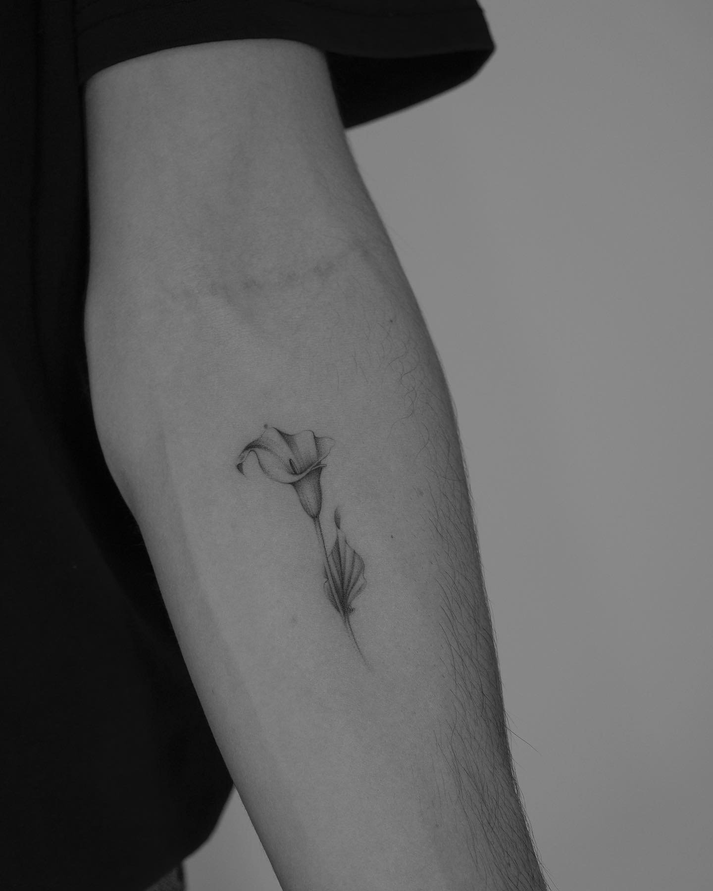Tatuaje de flor en antebrazo, línea fina Sinkply Madrid