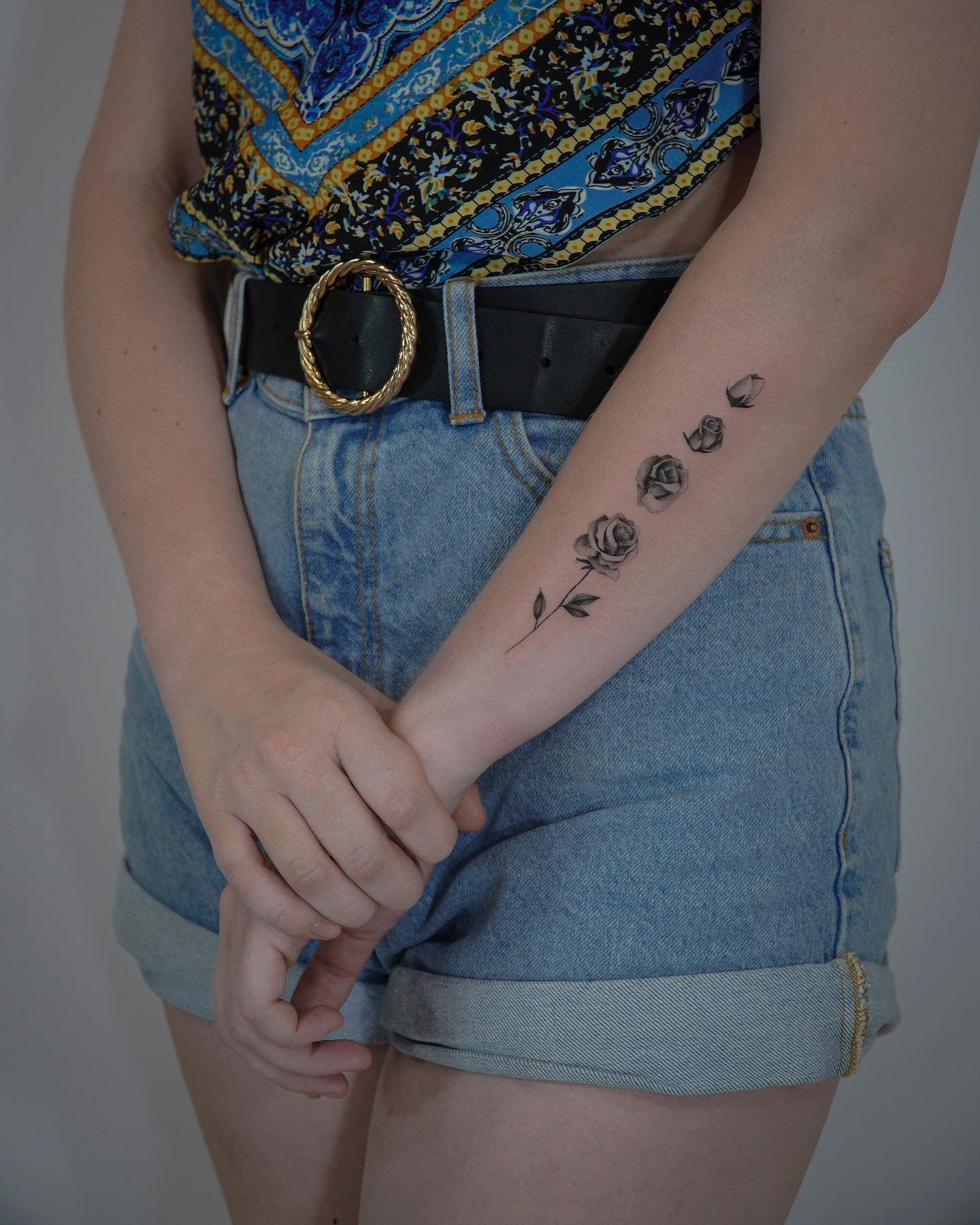 Tatuaje de flor en antebrazo, línea fina Sinkply Madrid