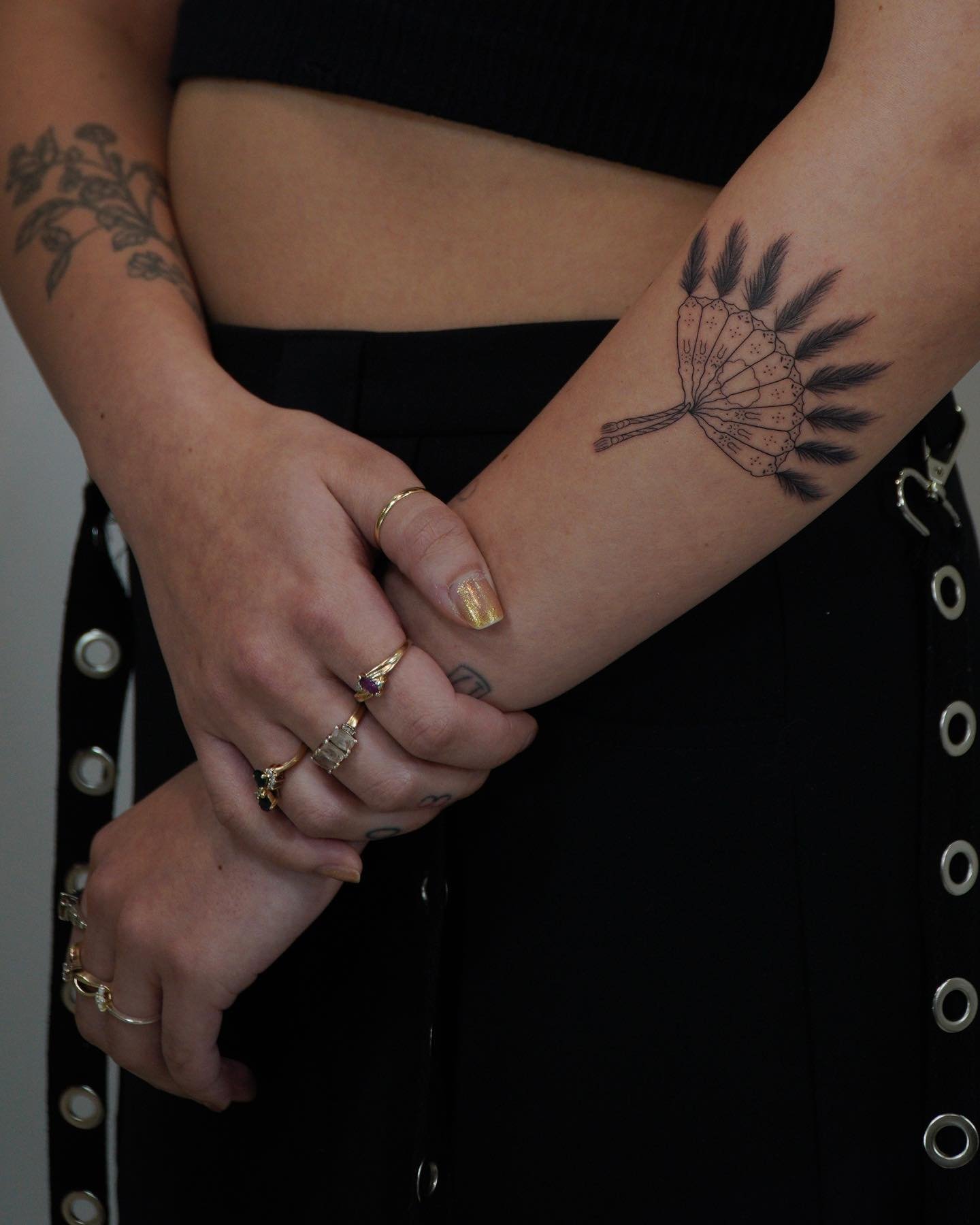 Tatuaje de flor en antebrazo, línea fina Sinkply Madrid