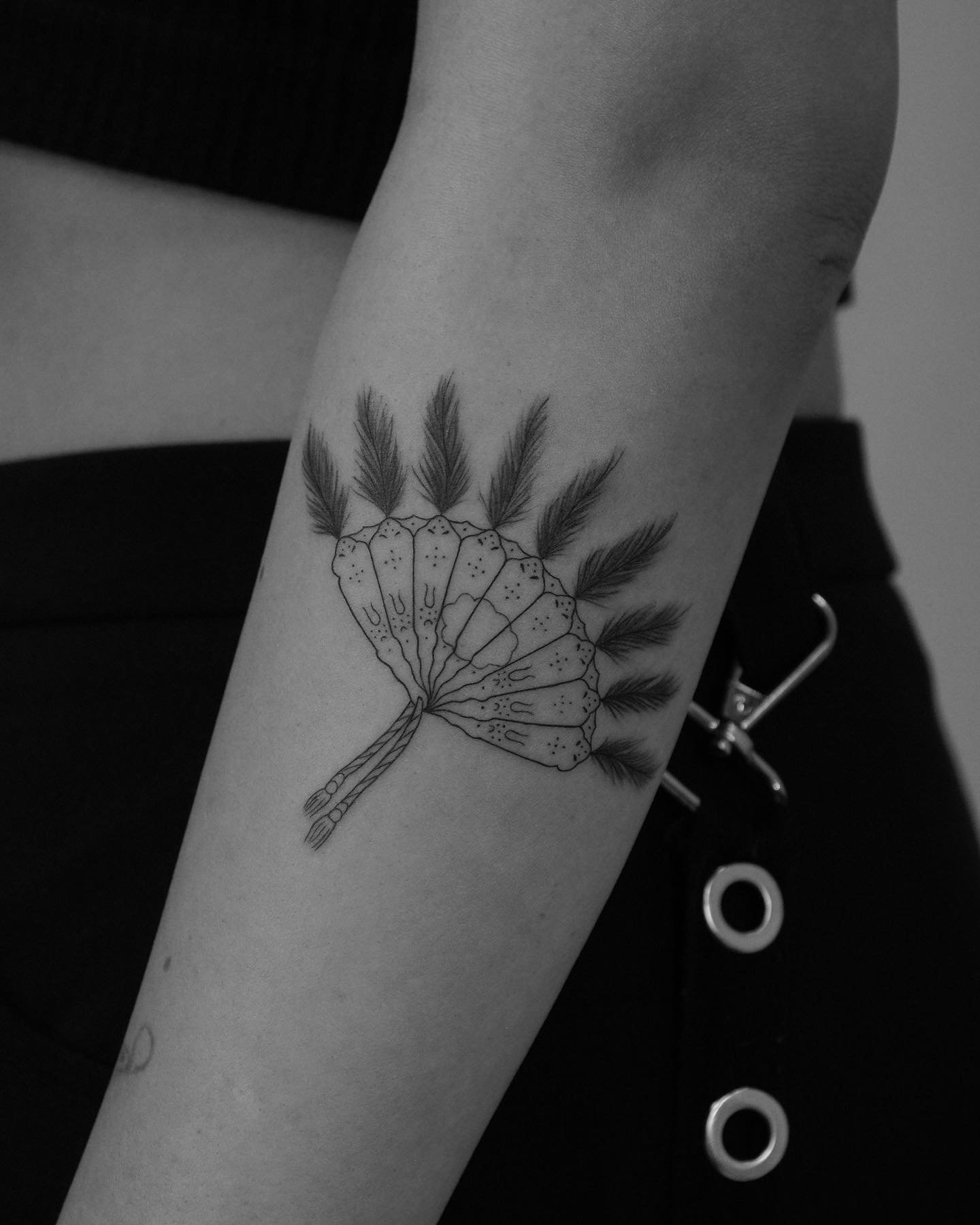 Tatuaje de flor en antebrazo, línea fina Sinkply Madrid