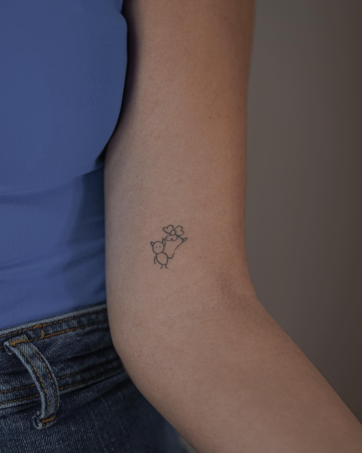 Tatuaje de flor en antebrazo, línea fina Sinkply Madrid
