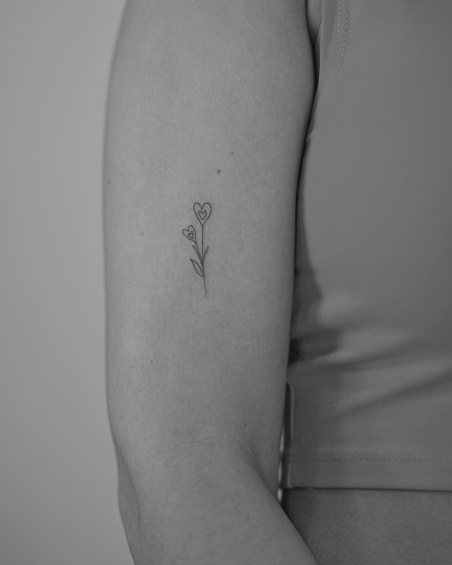 Tatuaje de flor en antebrazo, línea fina Sinkply Madrid