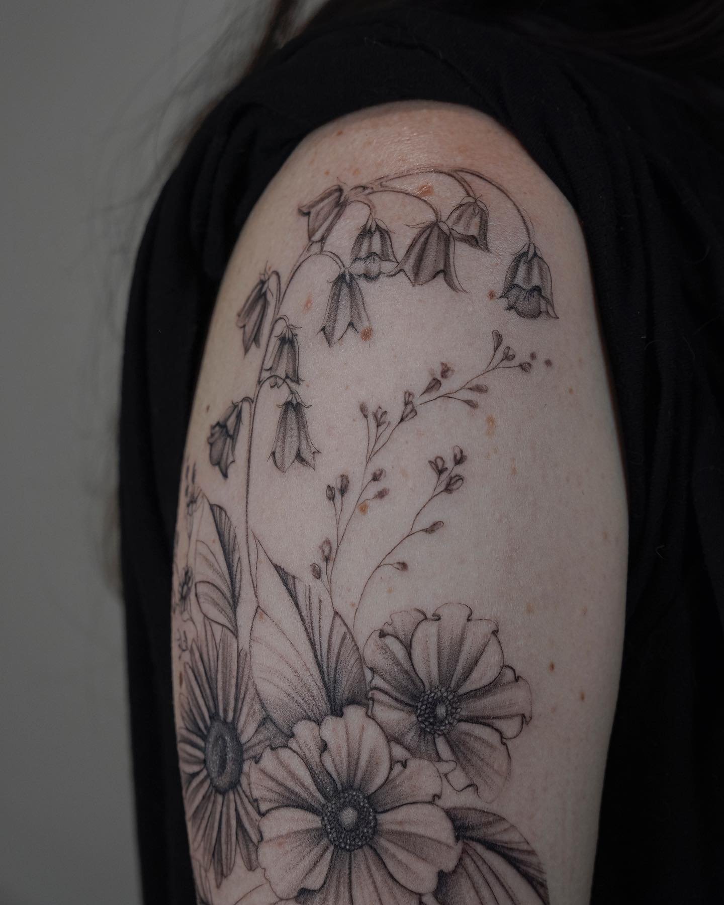 Tatuaje de flor en antebrazo, línea fina Sinkply Madrid