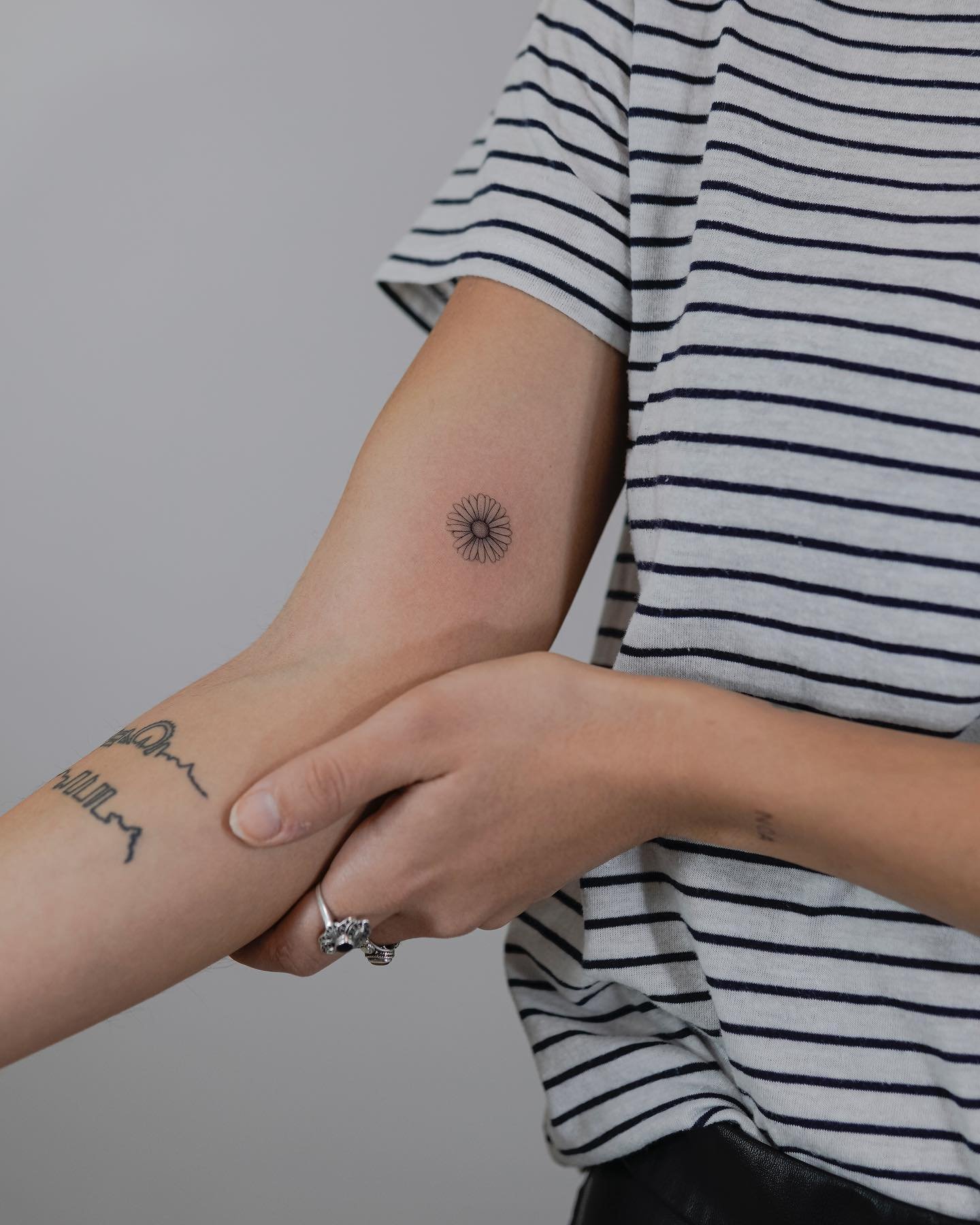 Tatuaje de flor en antebrazo, línea fina Sinkply Madrid