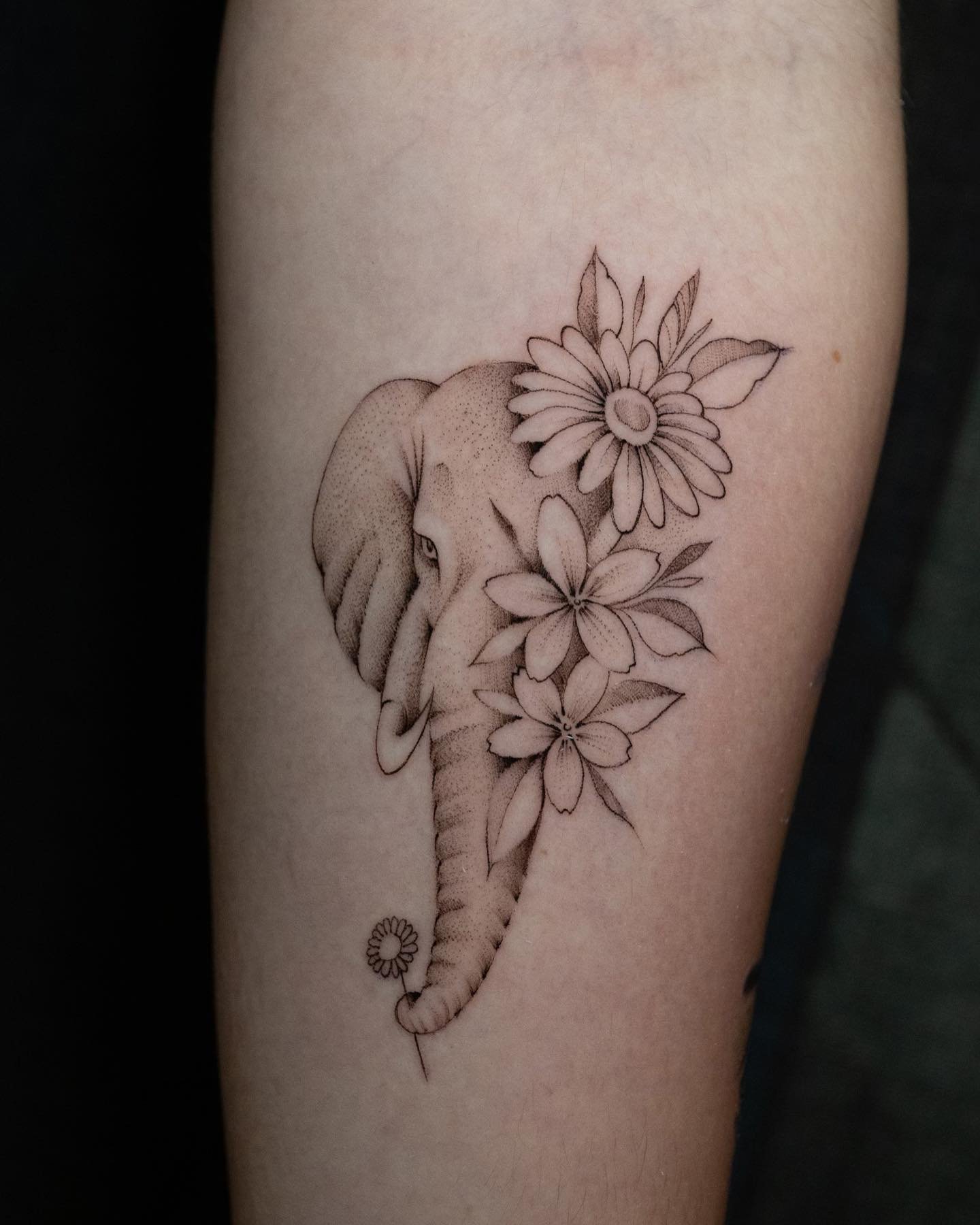 Tatuaje de flor en antebrazo, línea fina Sinkply Madrid