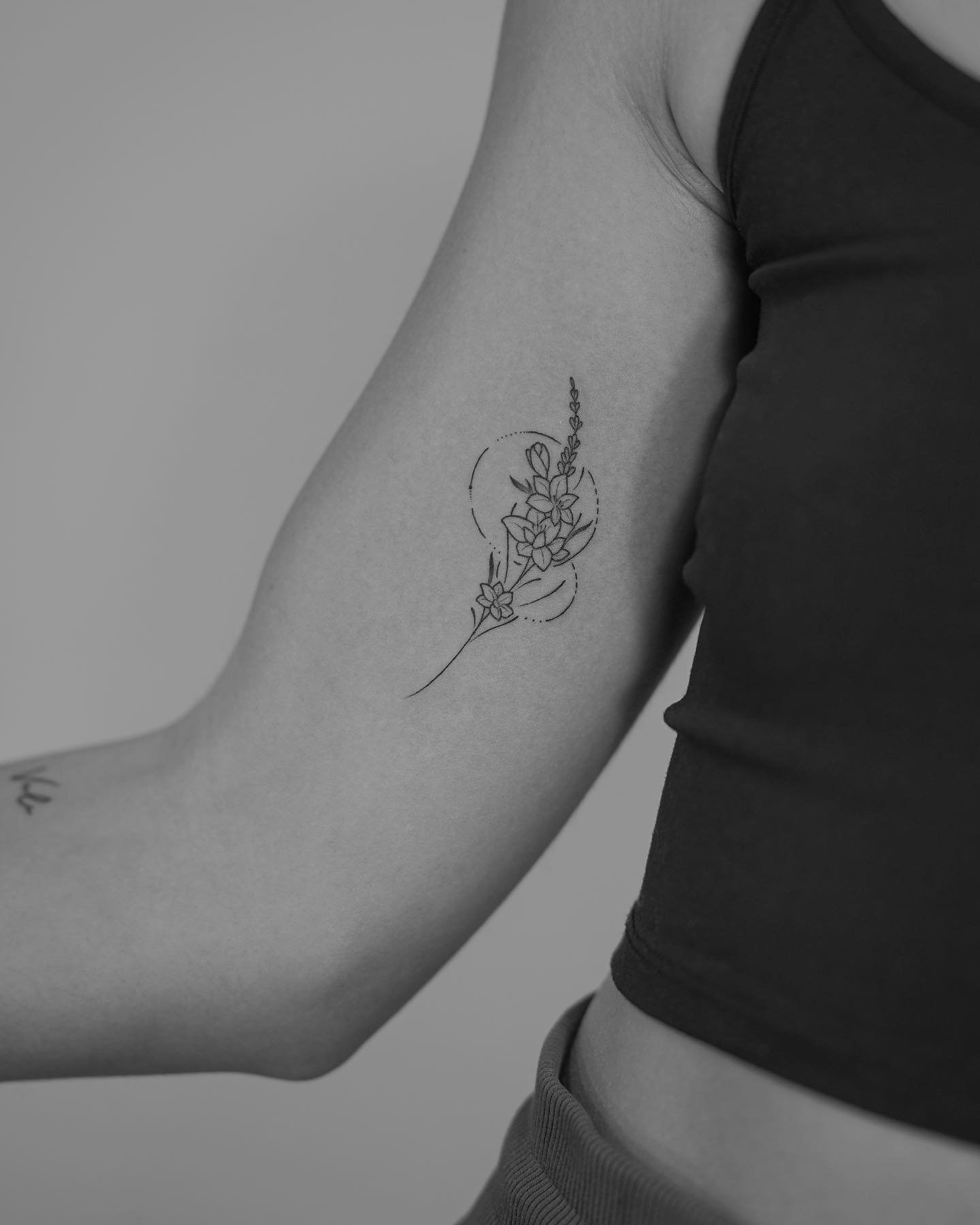 Tatuaje de flor en antebrazo, línea fina Sinkply Madrid