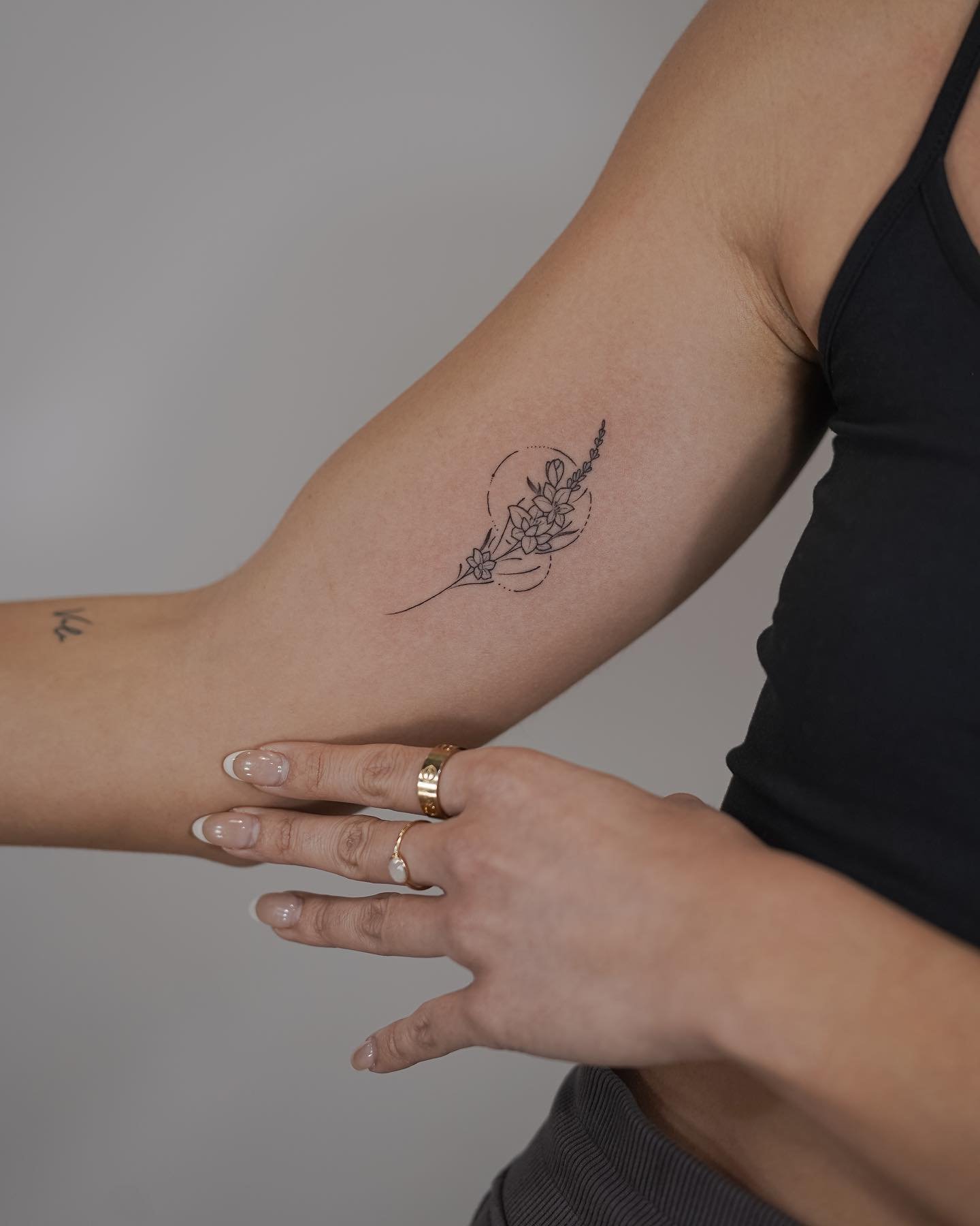 Tatuaje de flor en antebrazo, línea fina Sinkply Madrid