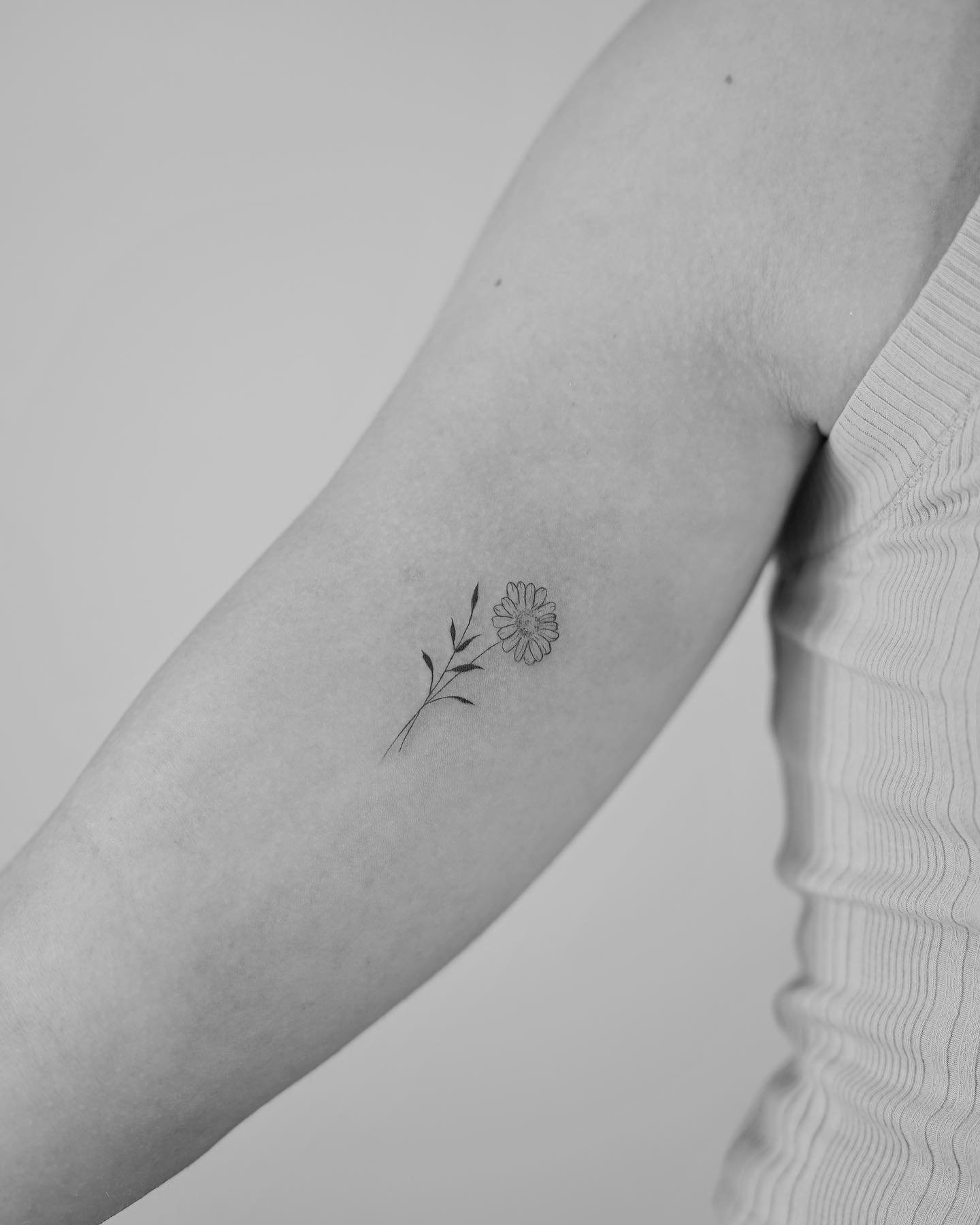 Tatuaje de flor en antebrazo, línea fina Sinkply Madrid