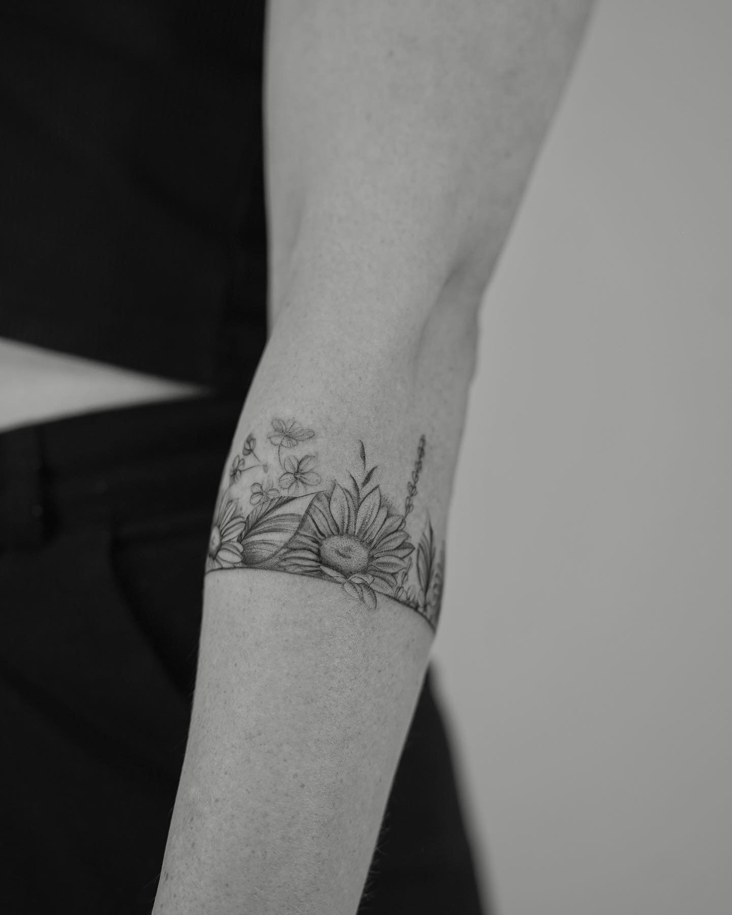 Tatuaje de flor en antebrazo, línea fina Sinkply Madrid