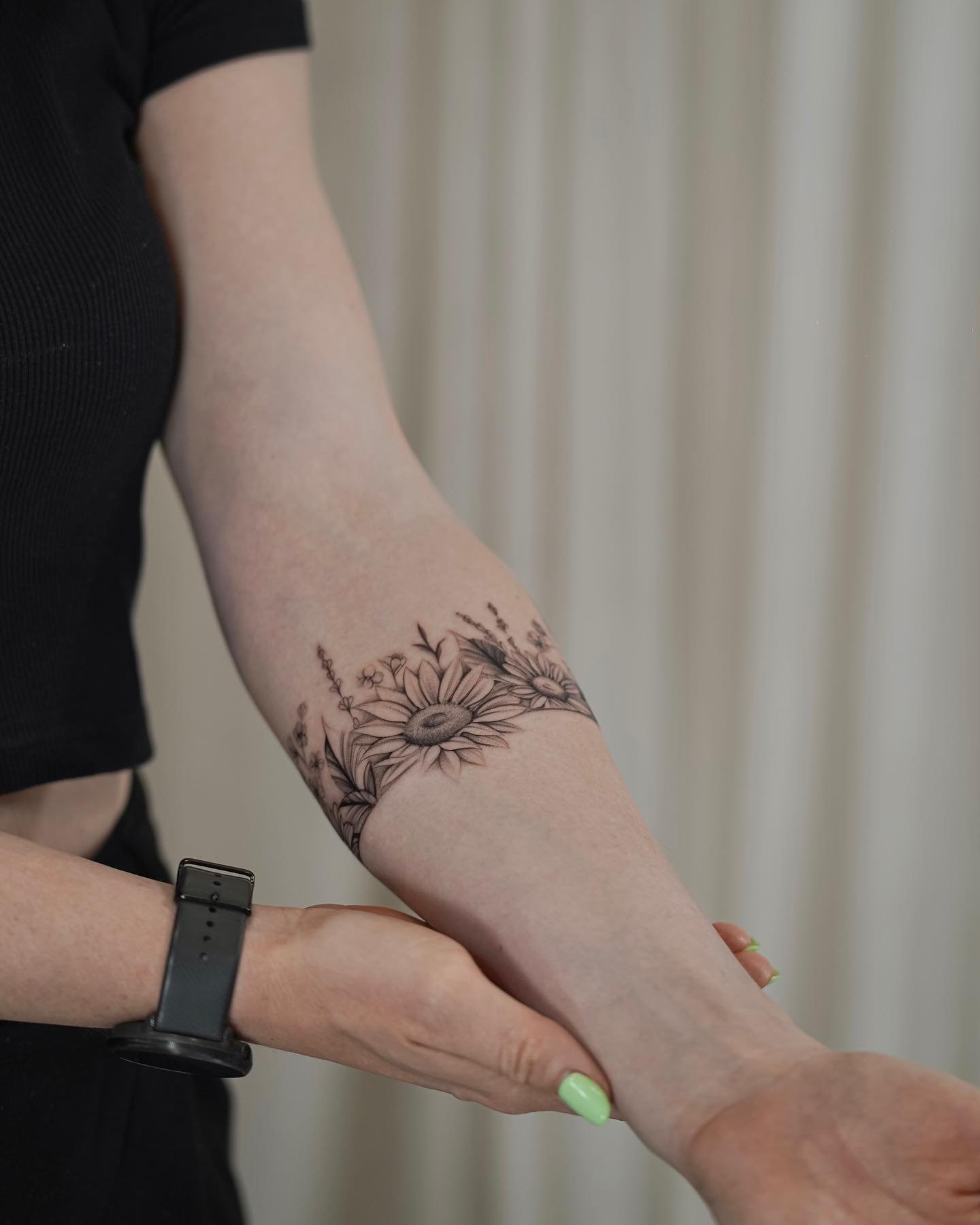Tatuaje de flor en antebrazo, línea fina Sinkply Madrid