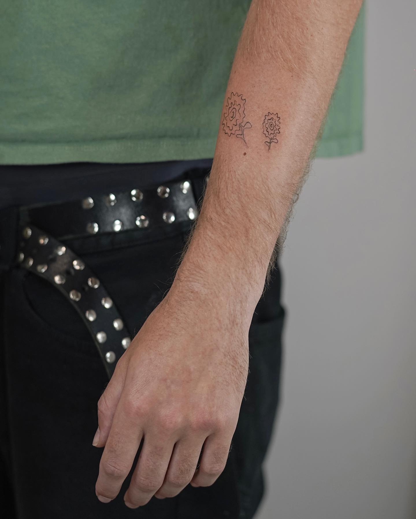 Tatuaje de flor en antebrazo, línea fina Sinkply Madrid