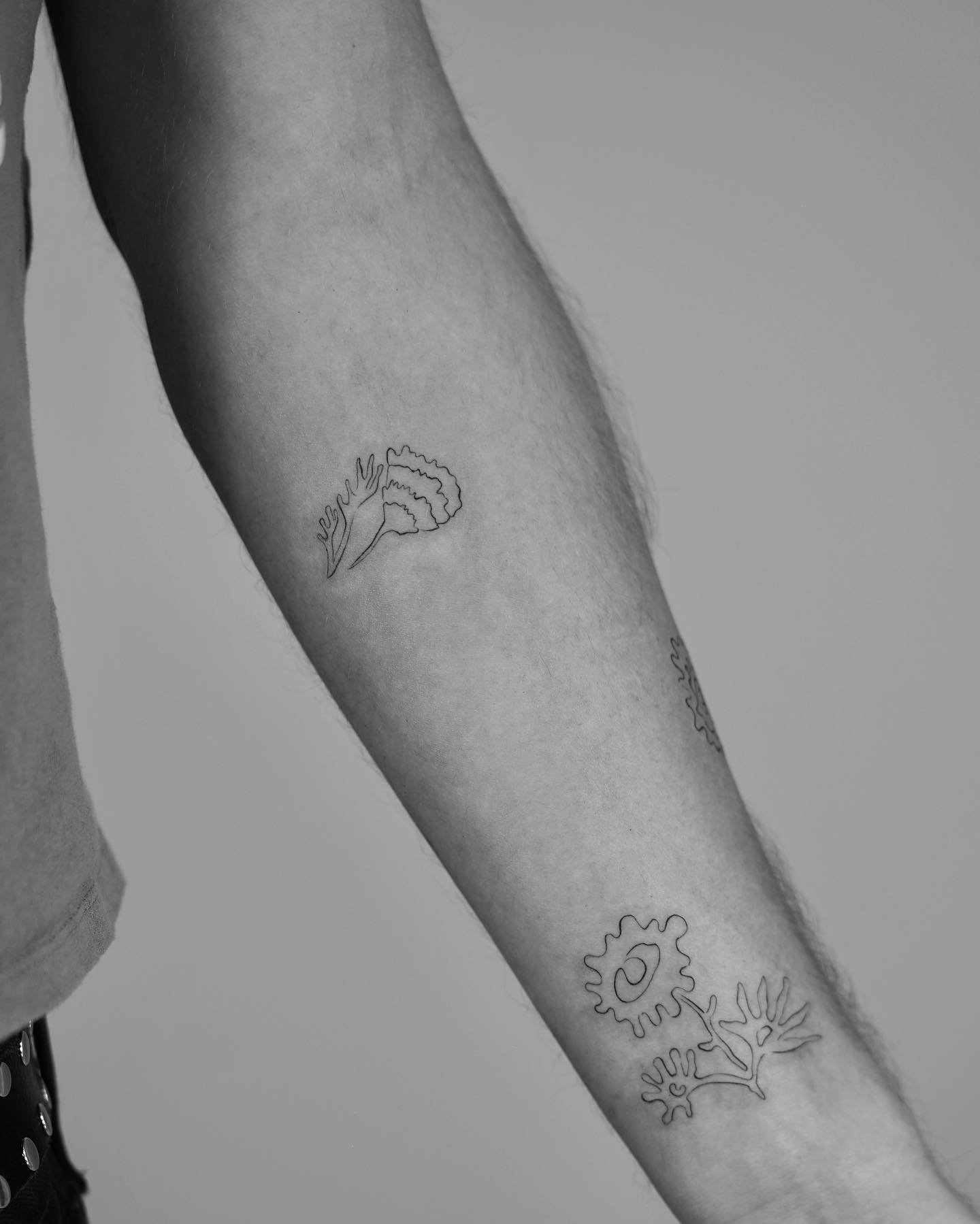 Tatuaje de flor en antebrazo, línea fina Sinkply Madrid