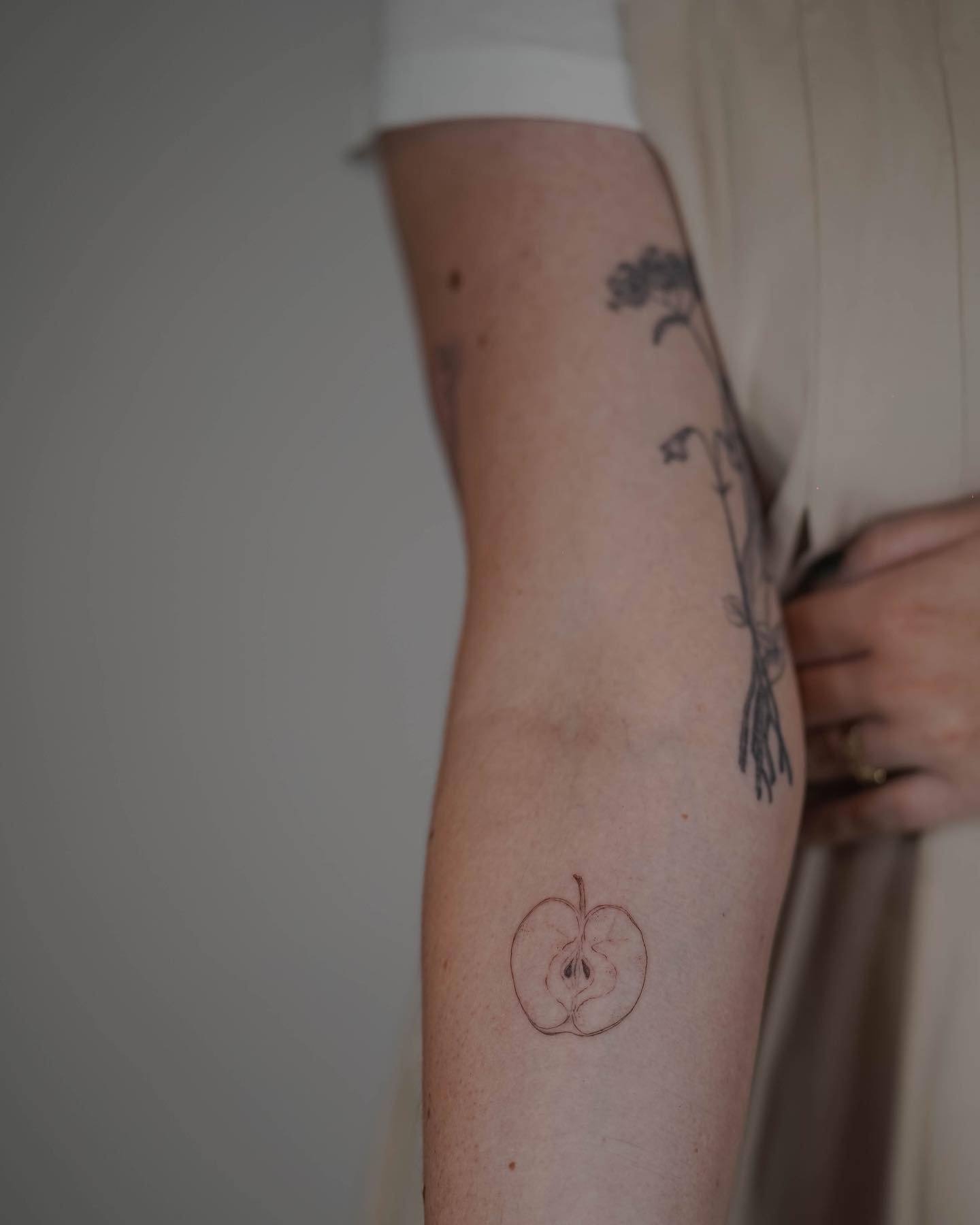 Tatuaje de flor en antebrazo, línea fina Sinkply Madrid