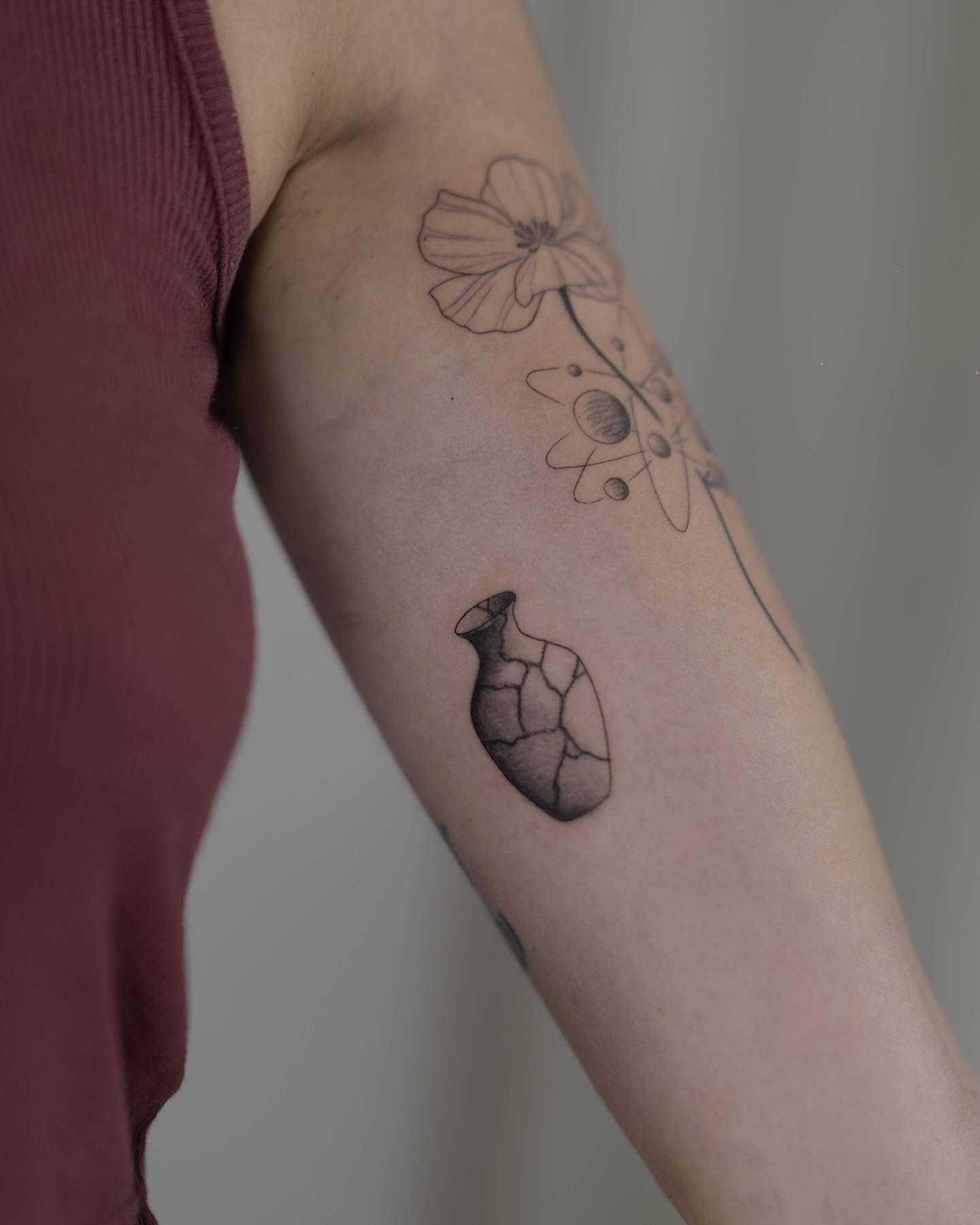 Tatuaje de flor en antebrazo, línea fina Sinkply Madrid