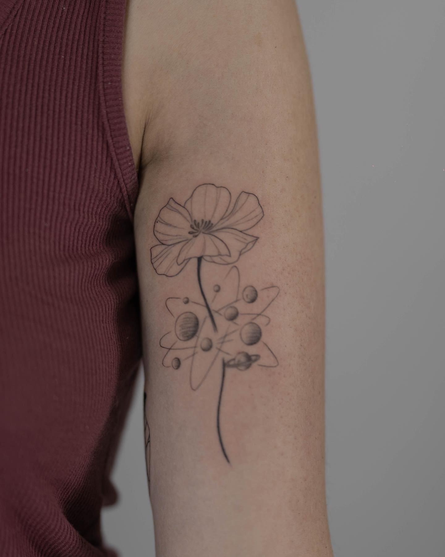 Tatuaje de flor en antebrazo, línea fina Sinkply Madrid