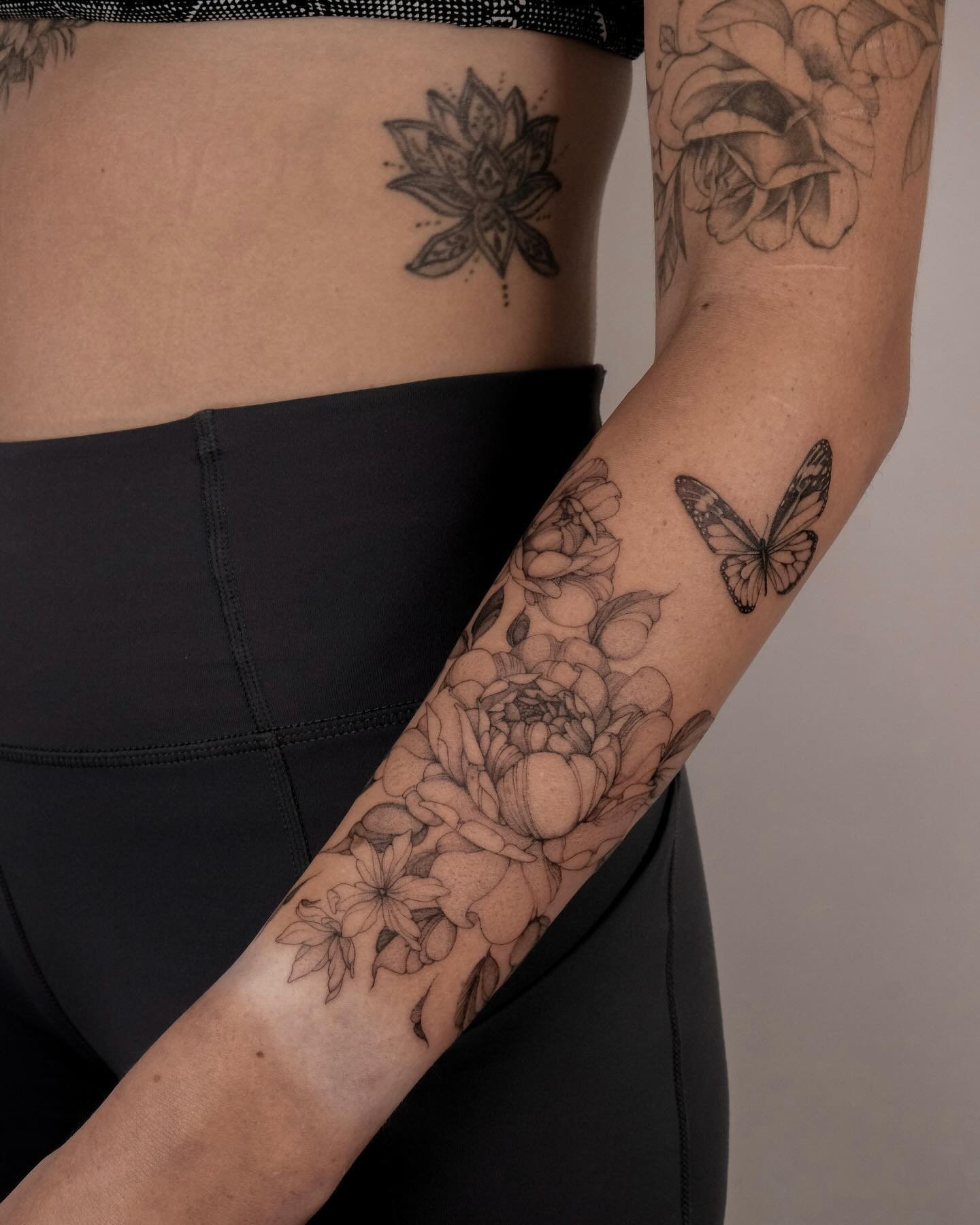 Tatuaje de flor en antebrazo, línea fina Sinkply Madrid