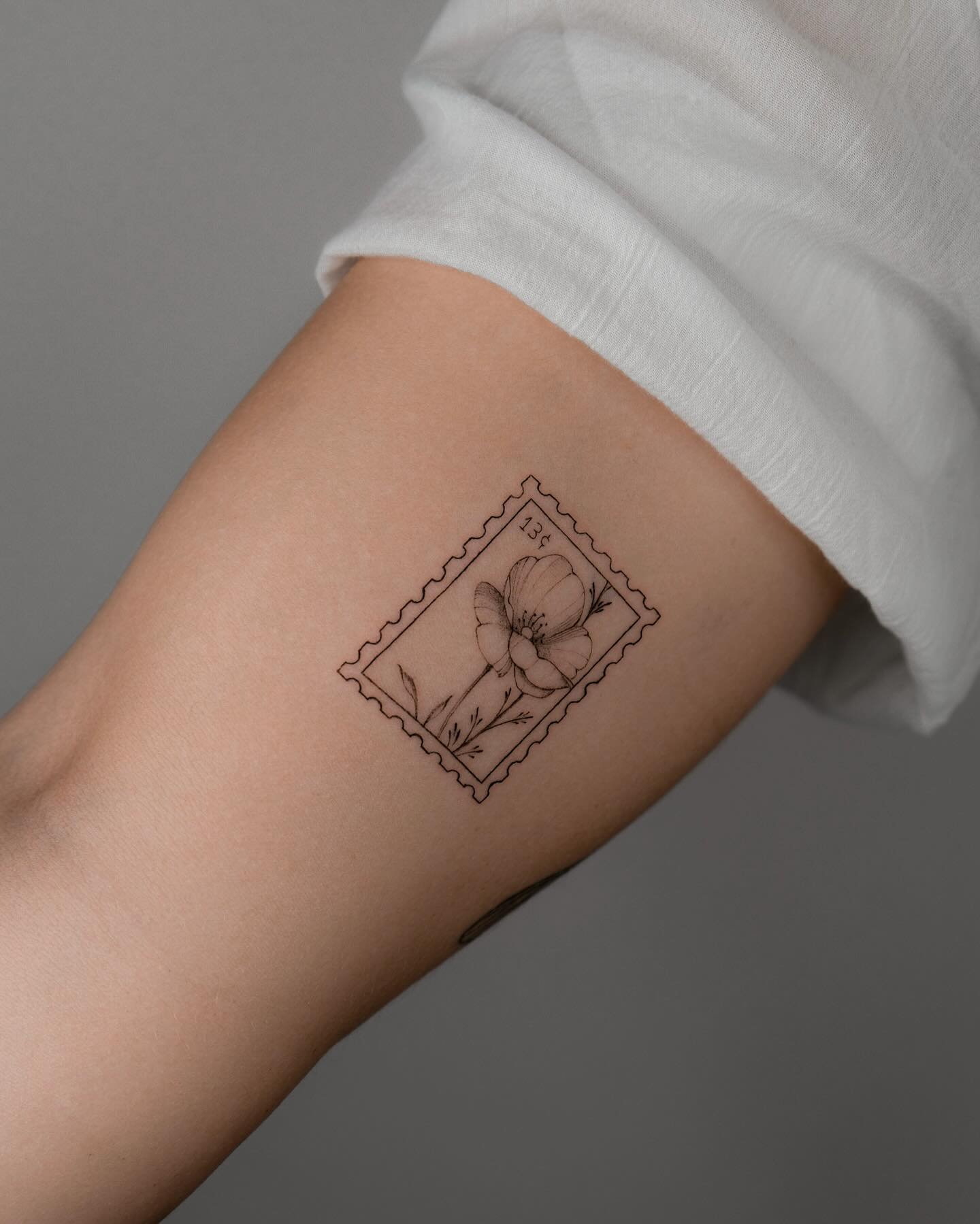 Tatuaje de flor en antebrazo, línea fina Sinkply Madrid