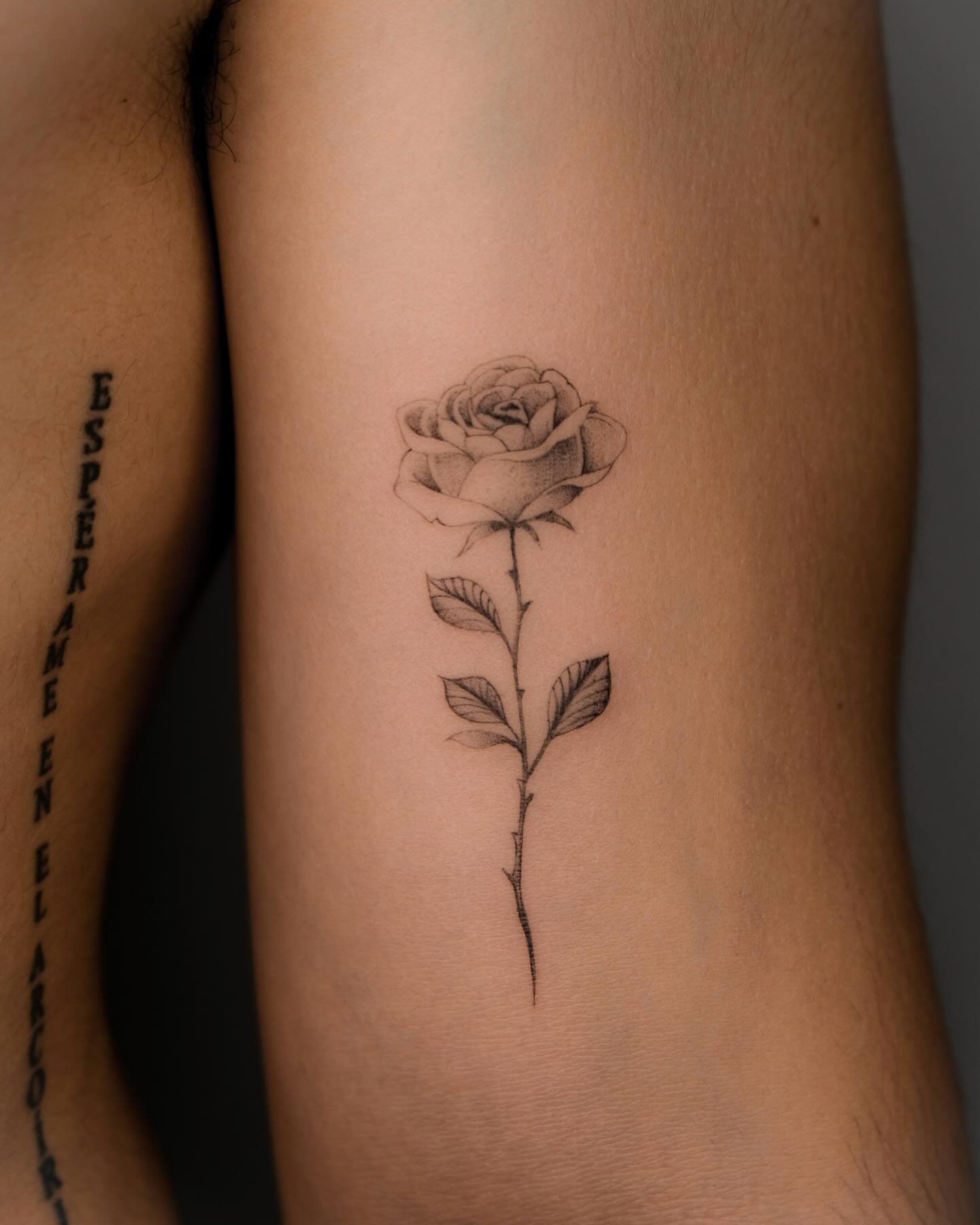Tatuaje de flor en antebrazo, línea fina Sinkply Madrid