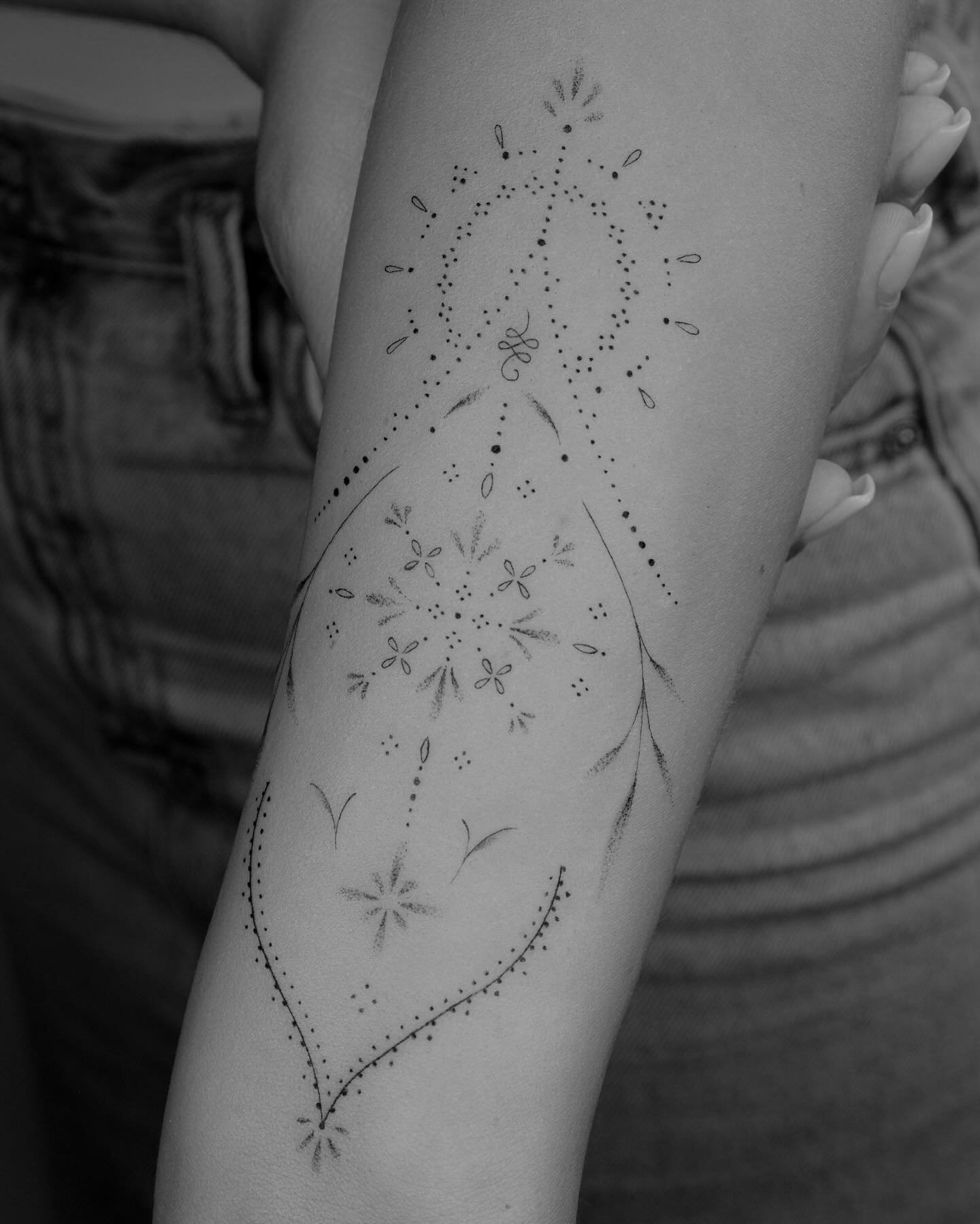 Tatuaje de flor en antebrazo, línea fina Sinkply Madrid