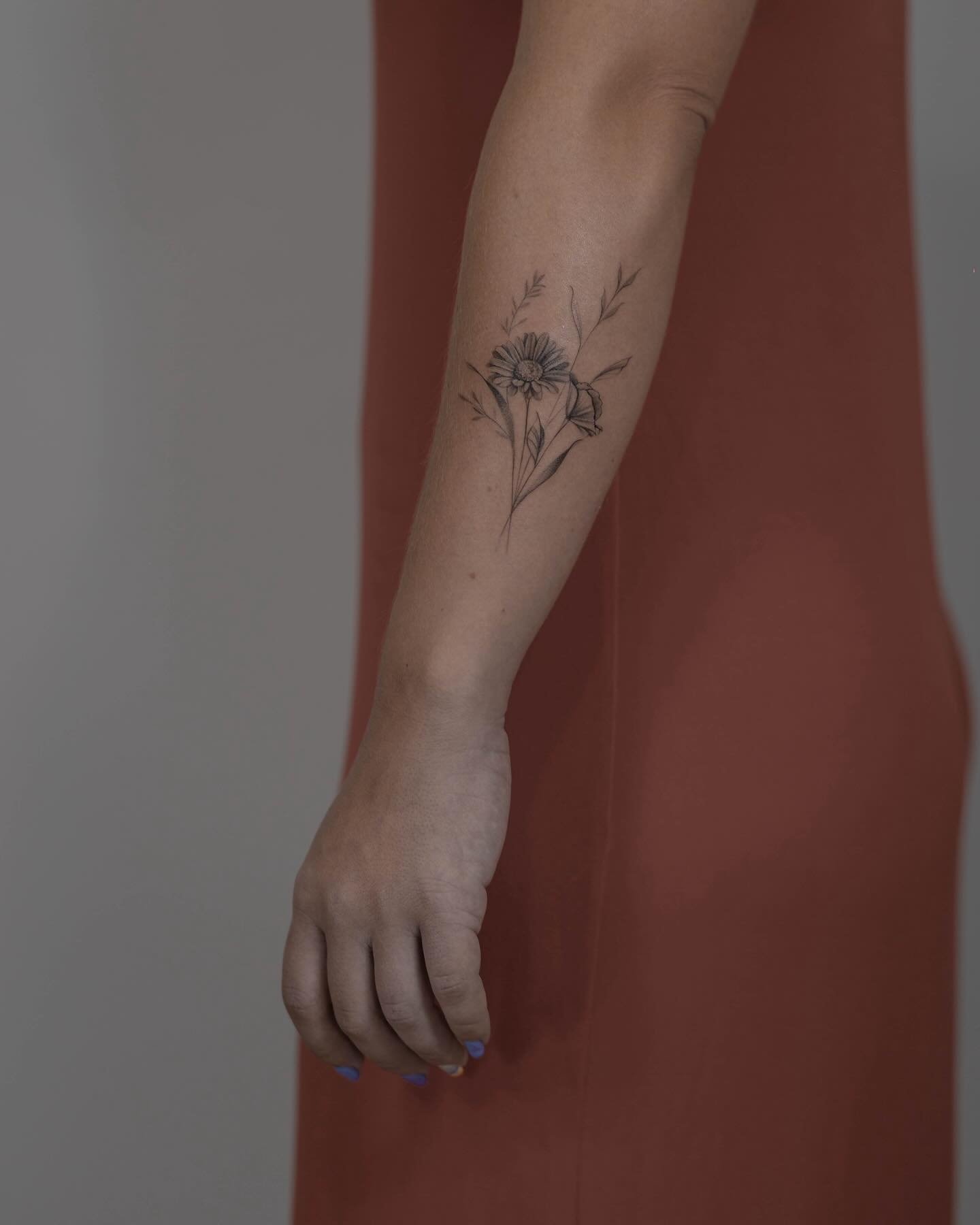 Tatuaje de flor en antebrazo, línea fina Sinkply Madrid