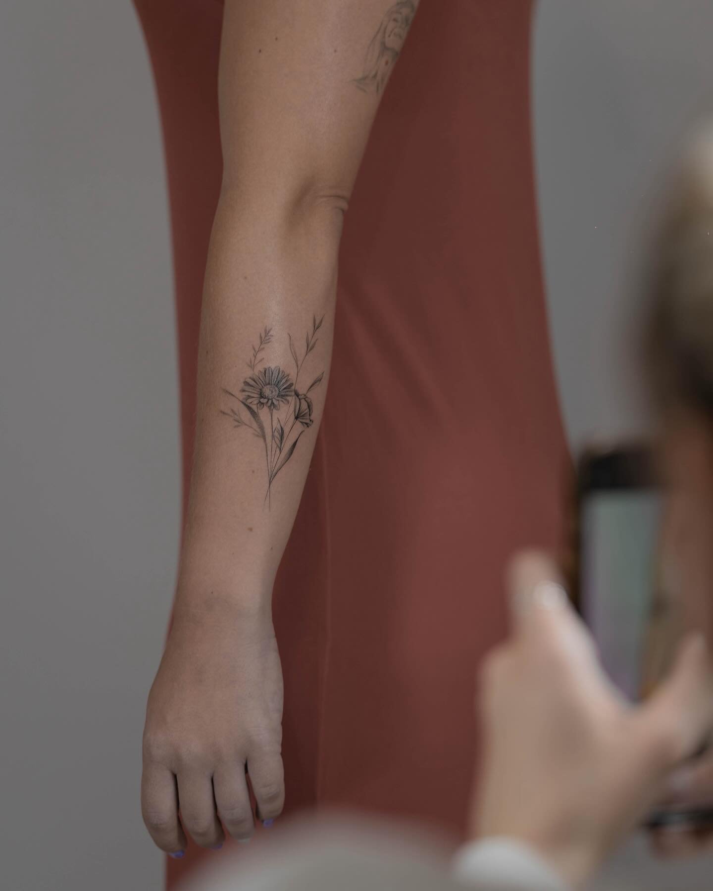 Tatuaje de flor en antebrazo, línea fina Sinkply Madrid