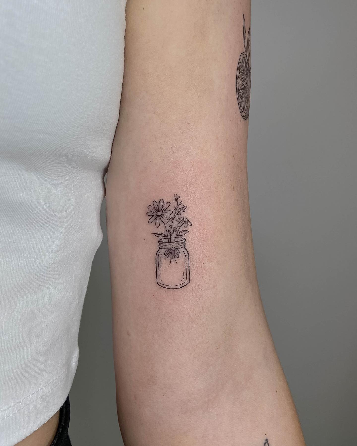 Tatuaje de flor en antebrazo, línea fina Sinkply Madrid