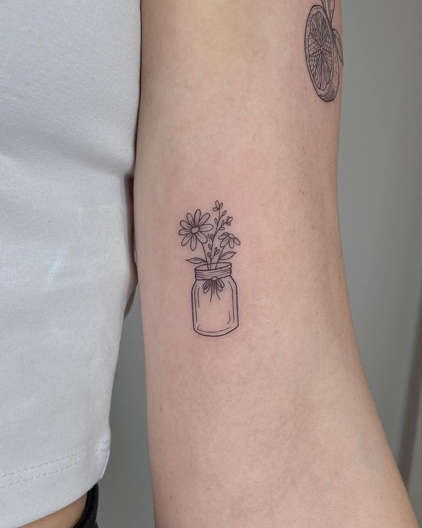 Tatuaje de flor en antebrazo, línea fina Sinkply Madrid