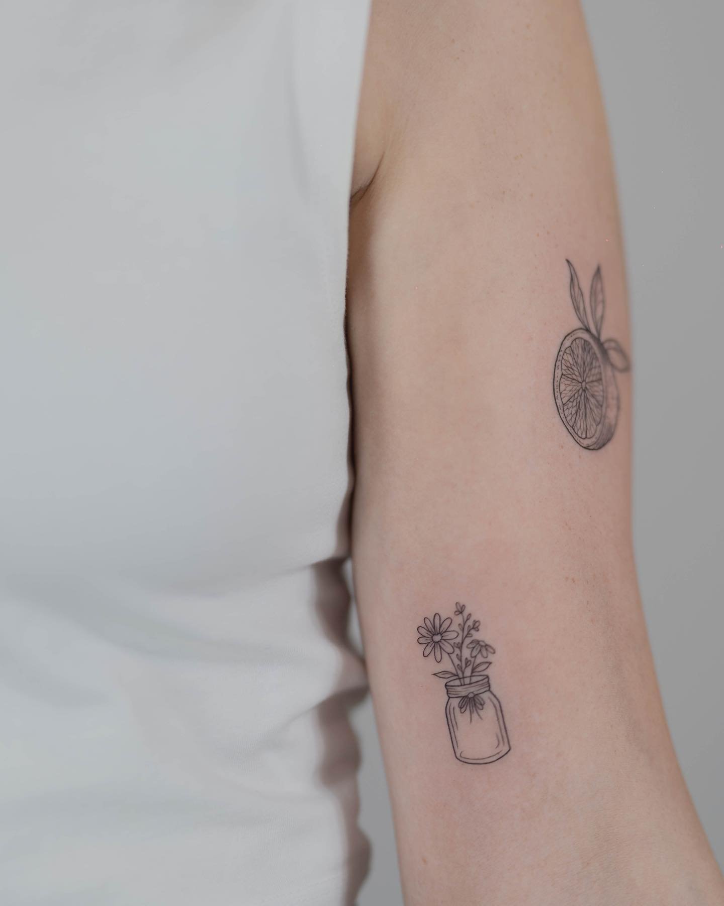 Tatuaje de flor en antebrazo, línea fina Sinkply Madrid