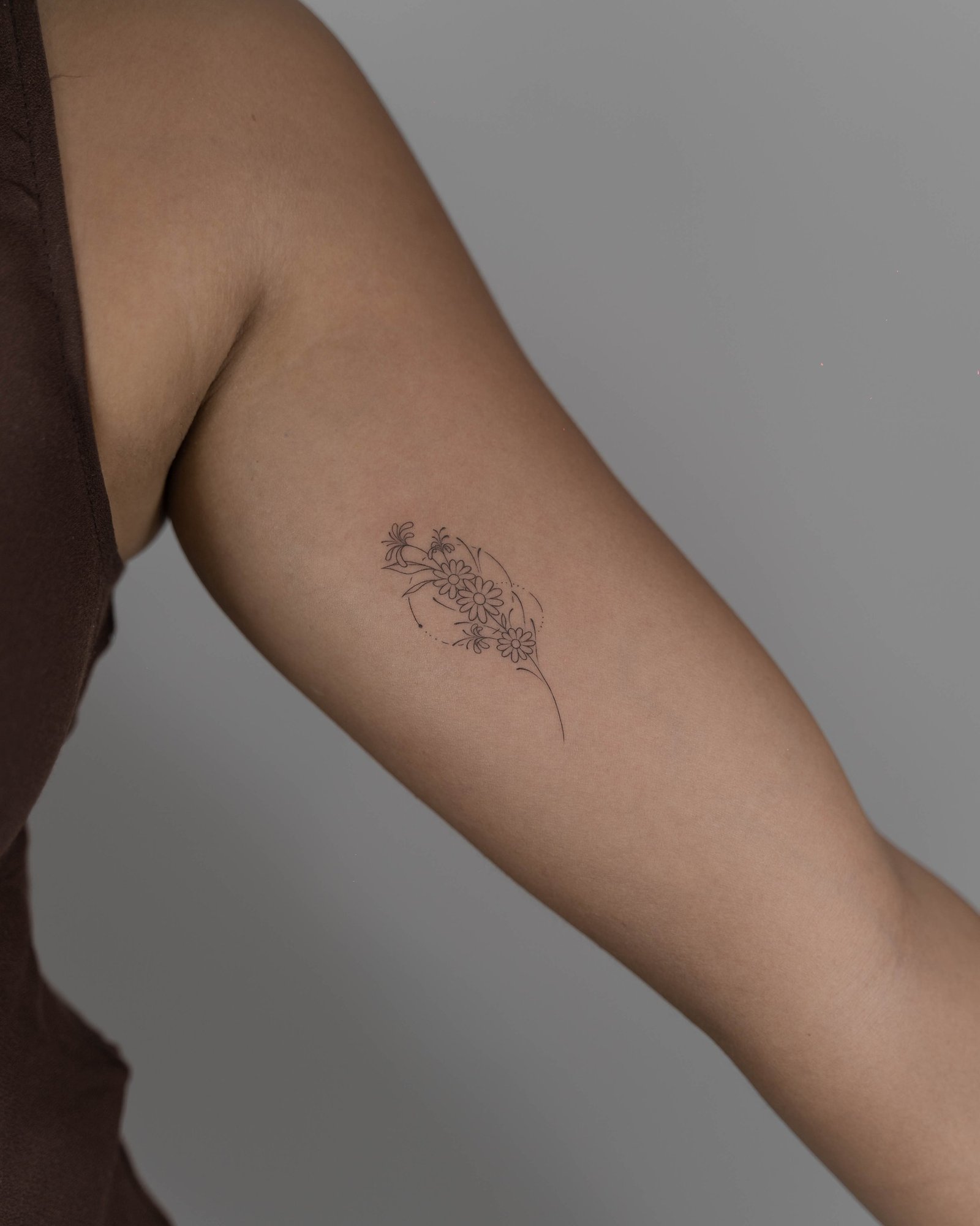 Tatuaje de flor en antebrazo, línea fina Sinkply Madrid